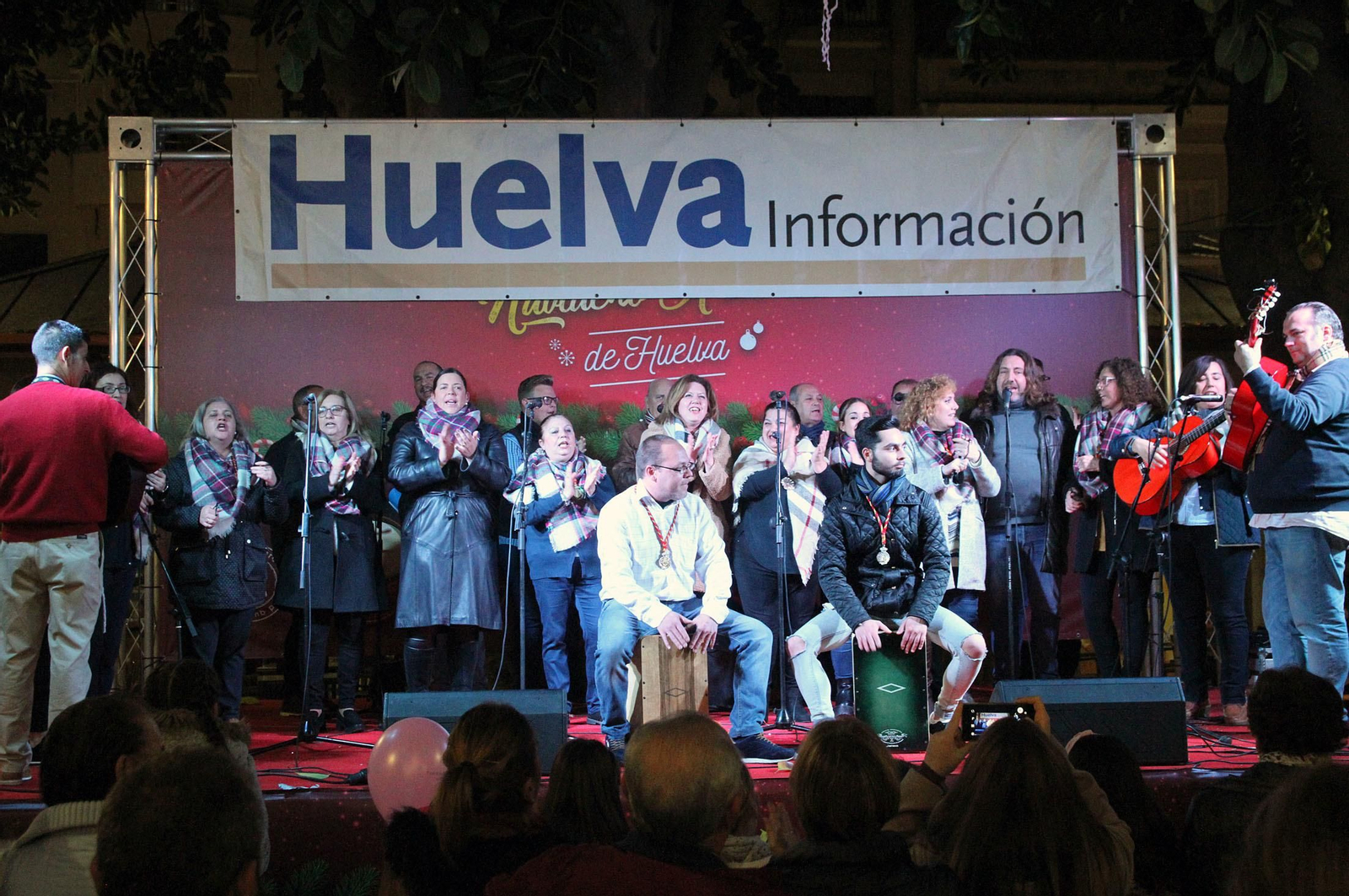 Pepe El Marismeño y el Coro de Emigrantes ponen voz al Cuentacuentos de Huelva Información, en imágenes