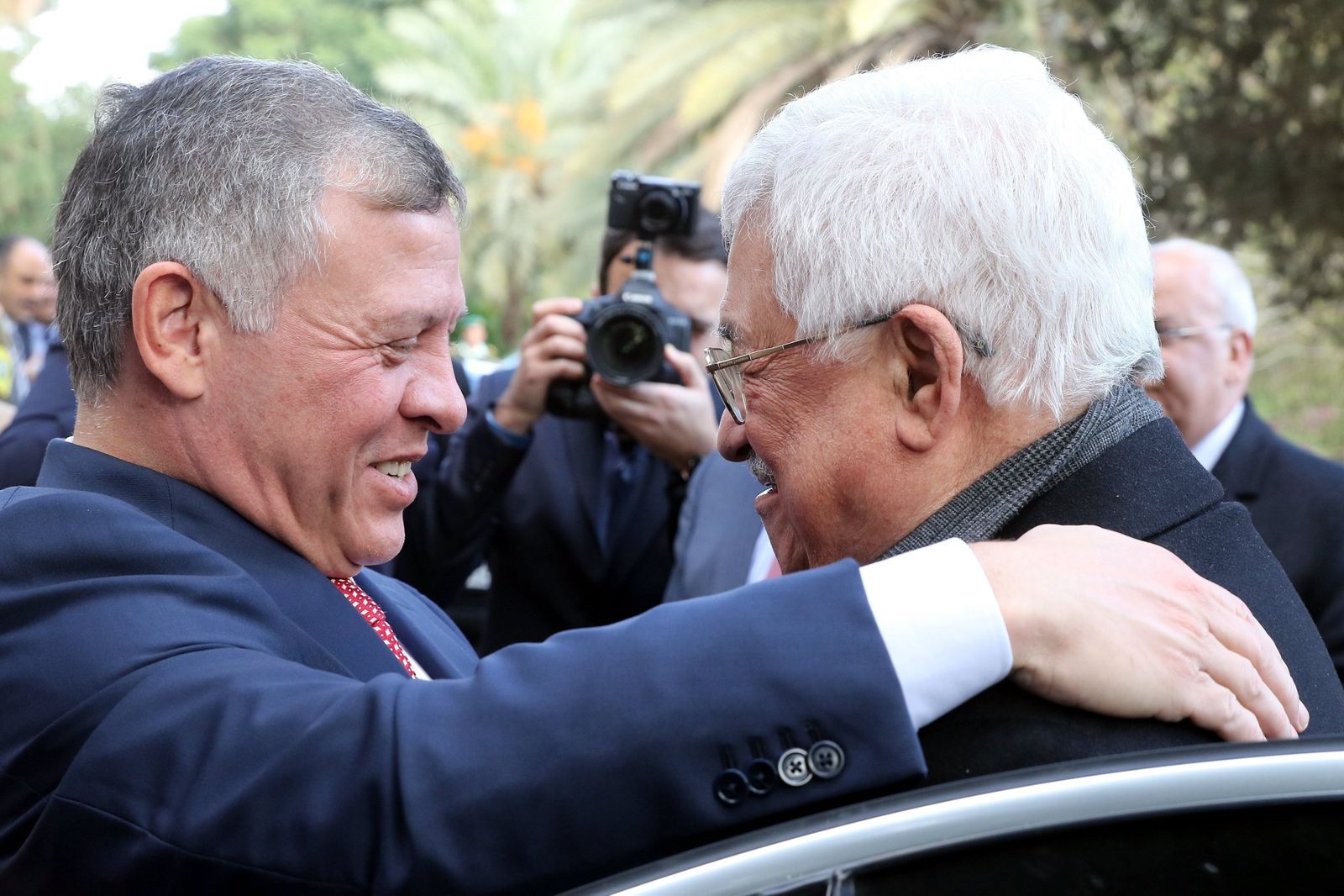 El rey Abdalá II de Jordania (izq.) recibió ayer al presidente palestino, Mahmud Abbas, en el Palacio Real en Amman.