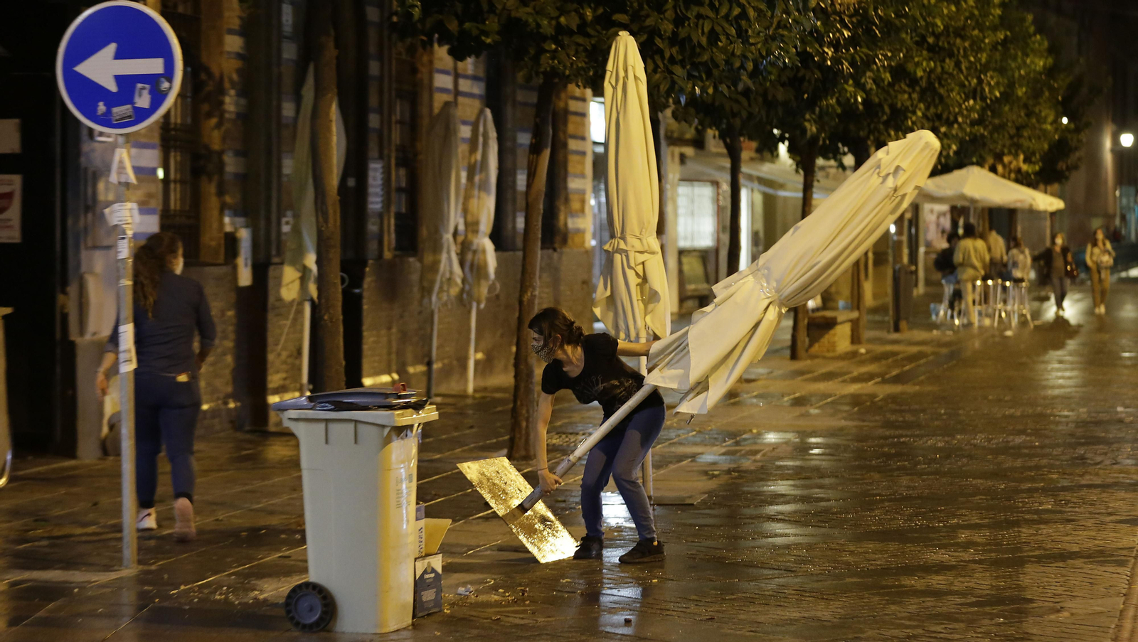 Los sevillanos cumplen el toque de queda