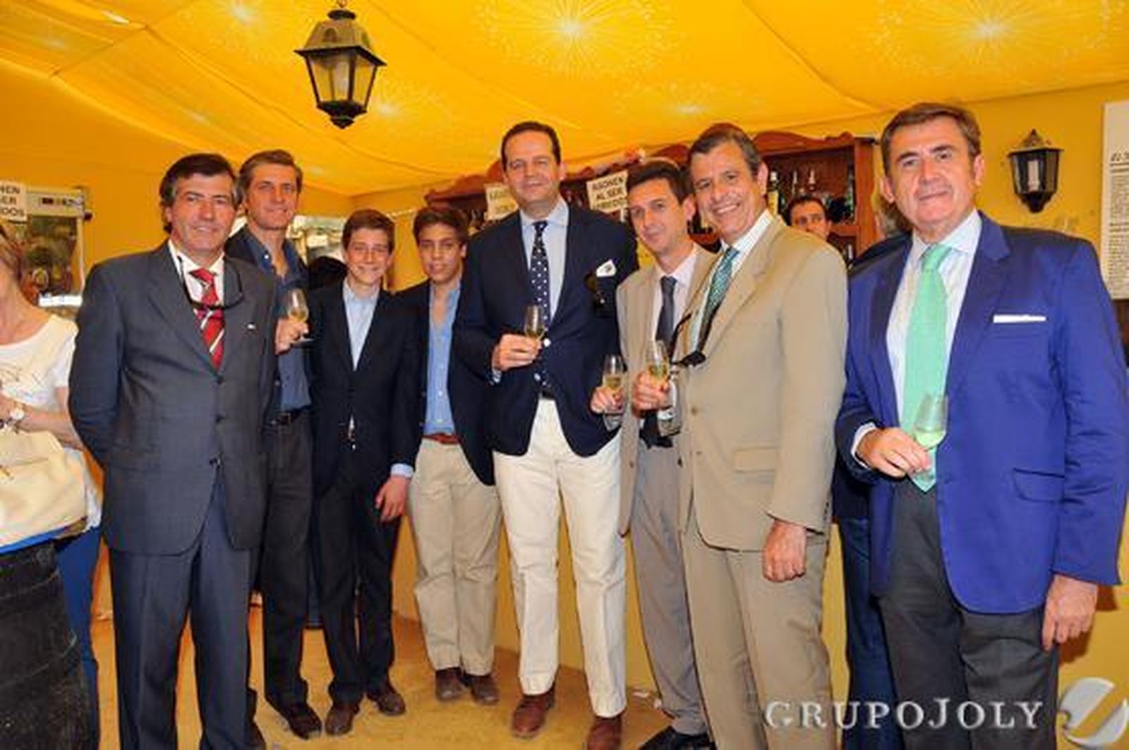 Antonio León Bohórquez, presidente del Real Círculo Lebrero; Francisco Martel, Santiago Maldonado, Juan Maldonado, Michi Primo de Rivera, Miguel Berraquero, gerente de este periódico; Juan Guerrero Pemán y Alfonso Díaz Merediz posan juntos en la caseta de Diario de Jerez.  Foto: Manuel Aranda