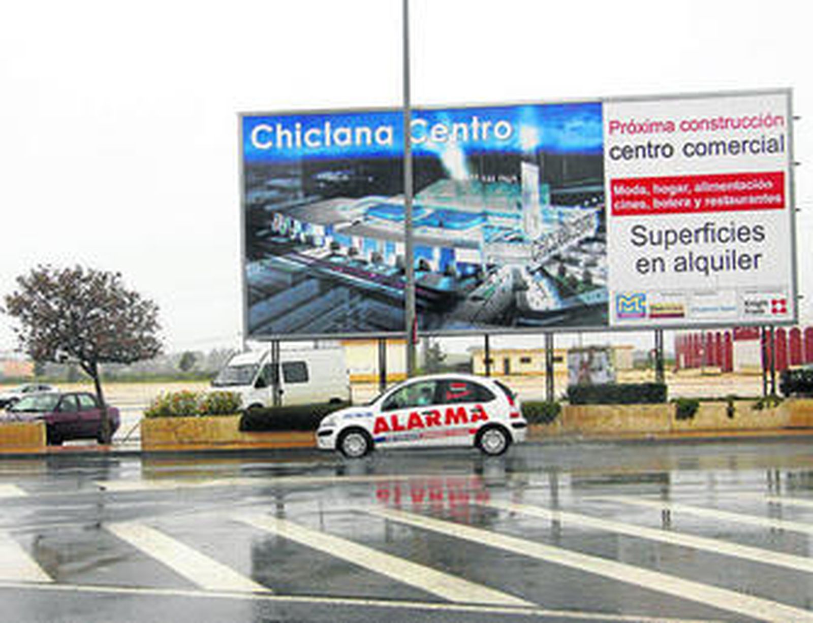 Vista de la Longuera, con el rótulo anunciando la construción del centro comercial.