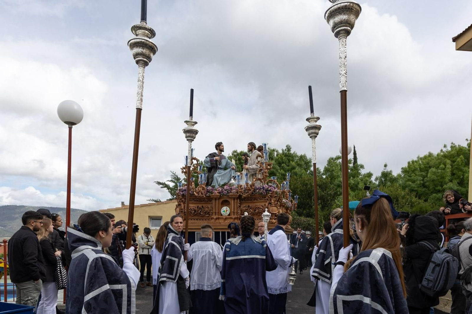 La temida lluvia impide el desarrollo normal de este Martes Santo