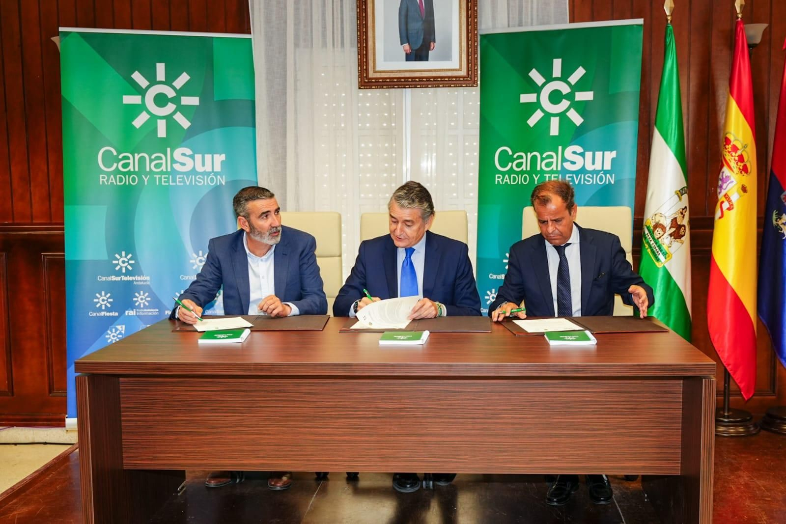 Antonio Sanz, Juande Mellado y el alcalde de Alcalá de los Gazules, Javier Pizarro, en la firma del convenio.