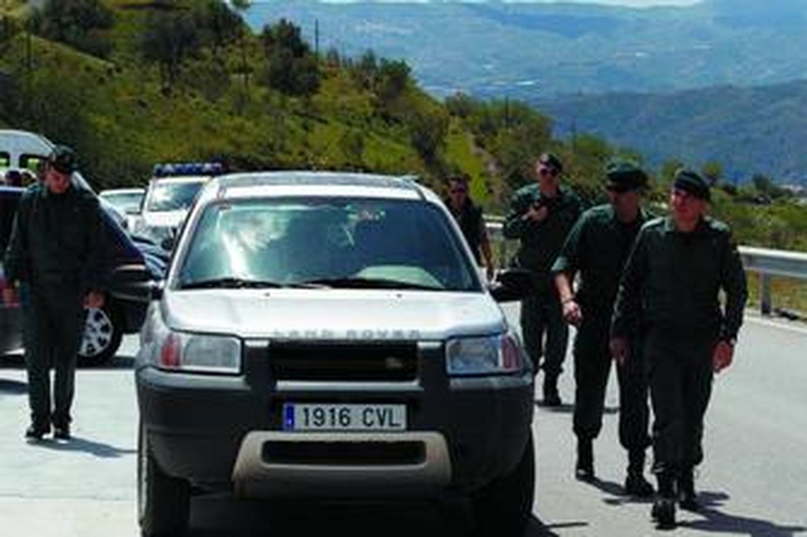 Momento en el que los miembros del dispositivo de búsqueda se retiraban tras conocer el hallazgo del cuerpo de Manuel.