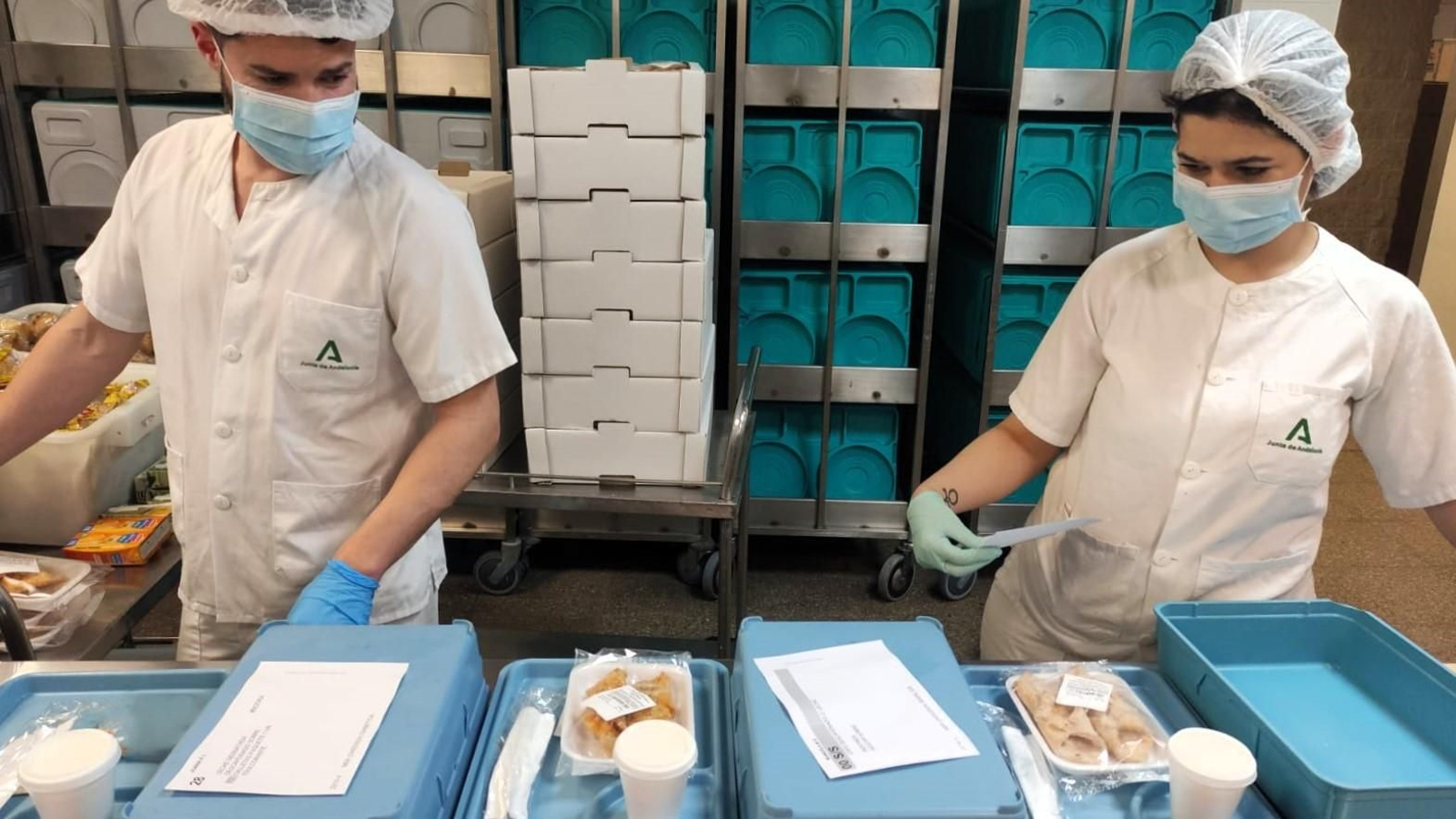 Dos cocineros del hospital Juan Ramón Jiménez durante la preparación de los menús propios de Semana Santa.