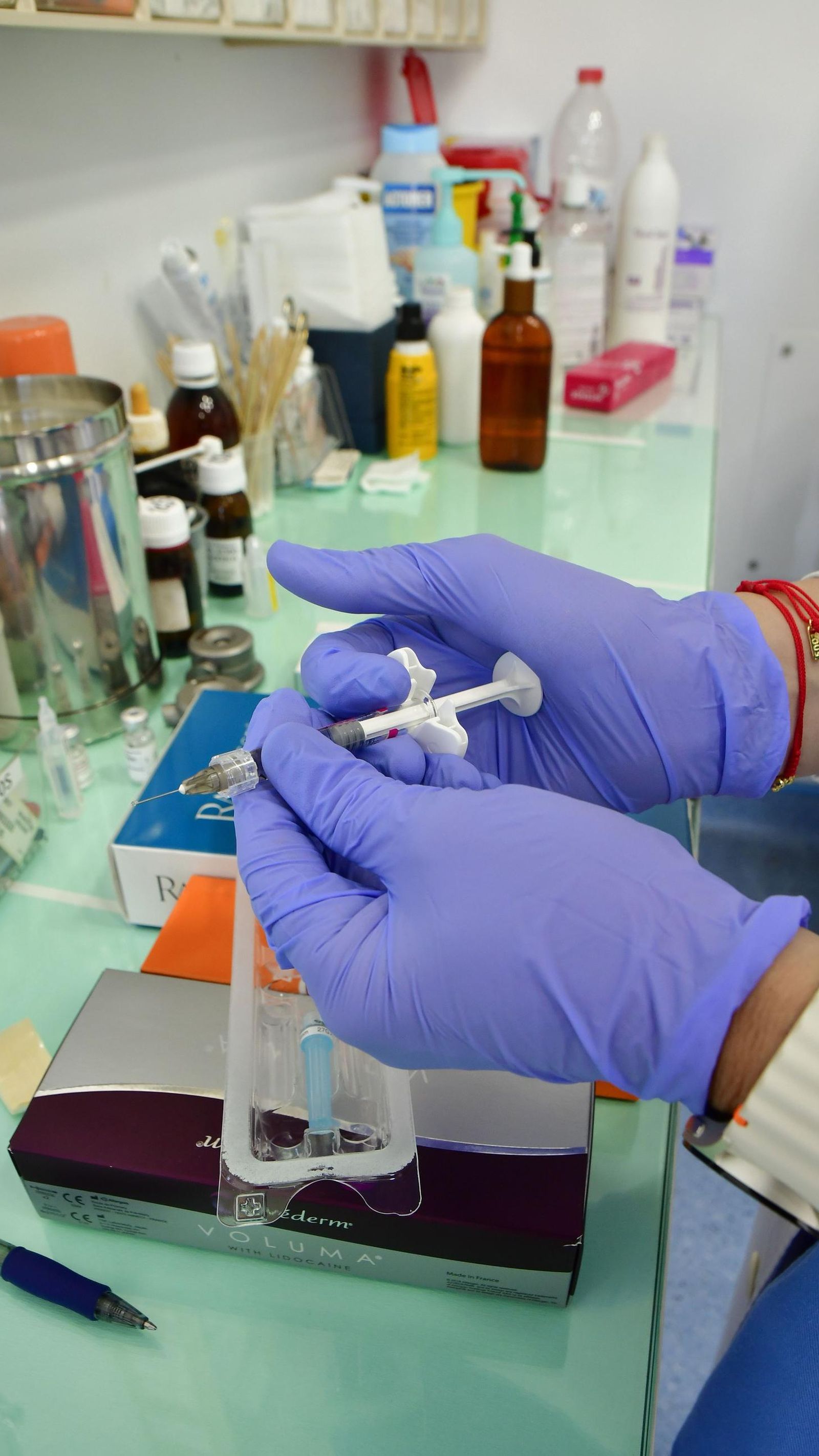 El dermatólogo José Luis Martínez-Amo realiza un tratamiento con inyectables.