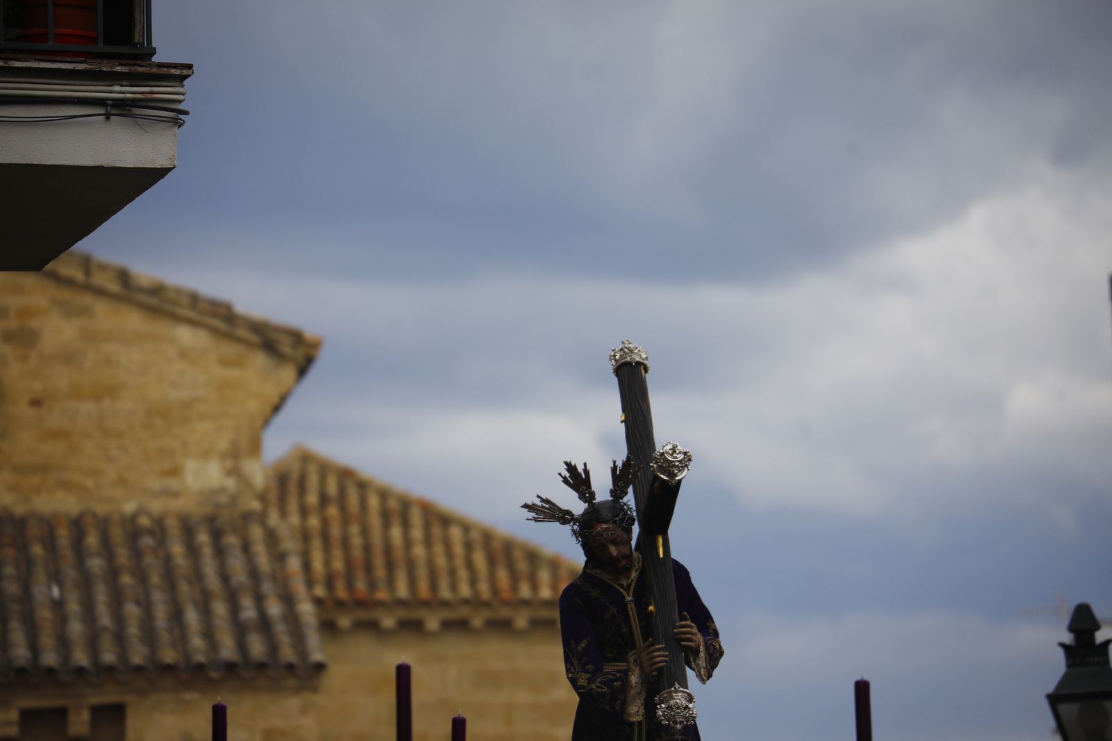 El vía crucis de las hermandades de Córdoba con el Señor del Calvario, en imágenes