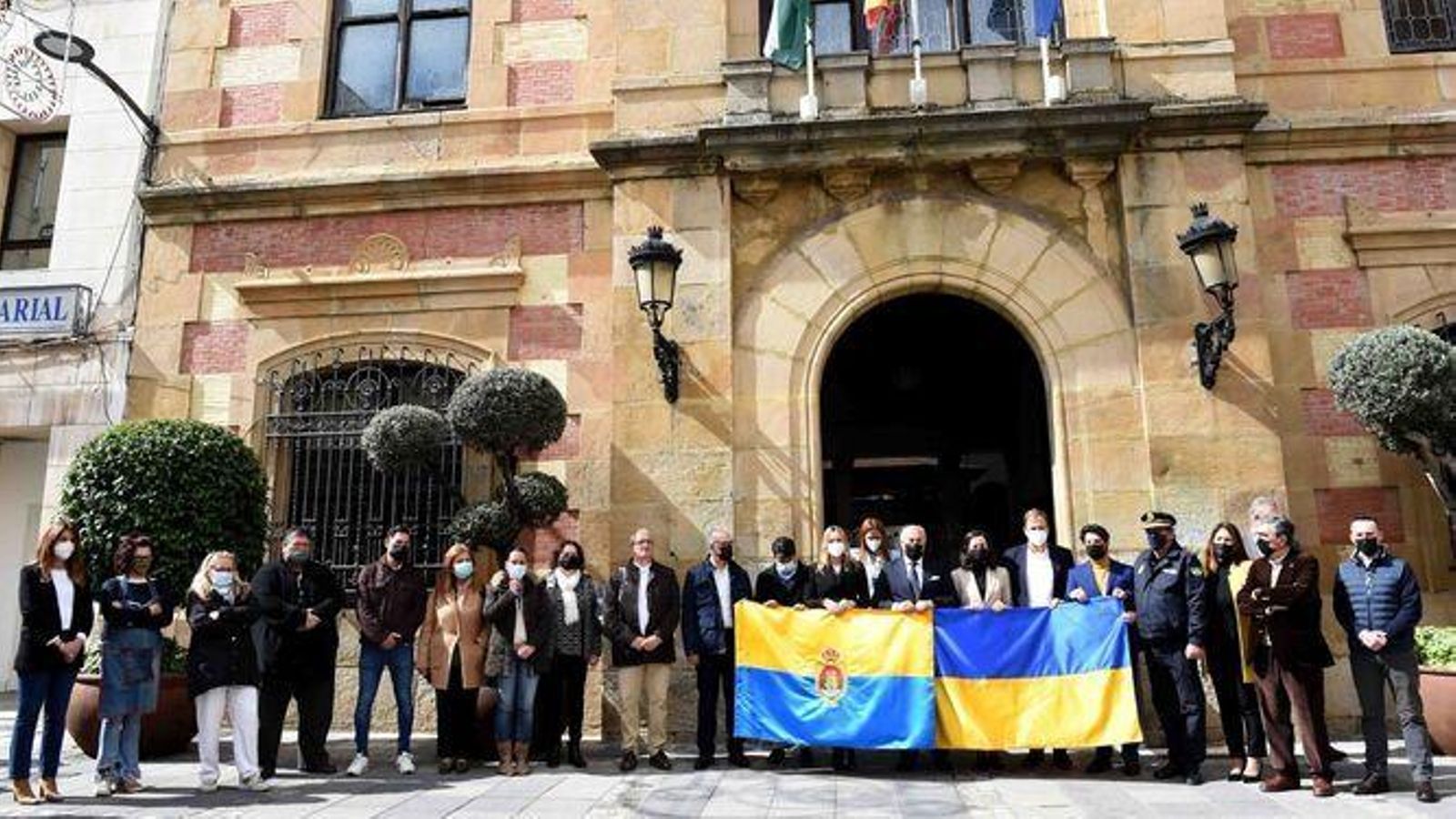 El Ayuntamiento de Algeciras guarda cinco minutos de silencio en apoyo al pueblo ucraniano