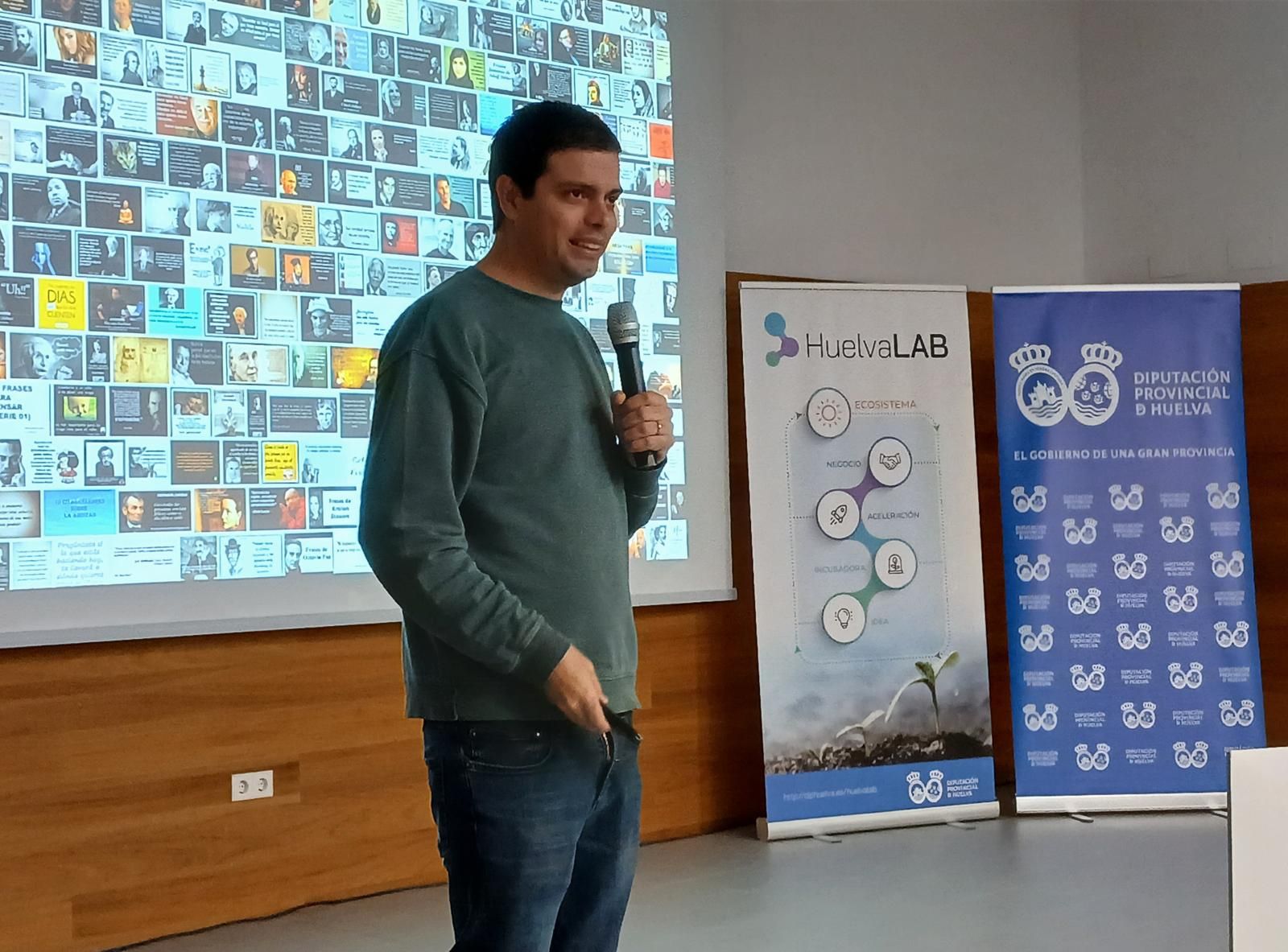 Pau García Milá durante su conferencia en Huelva.