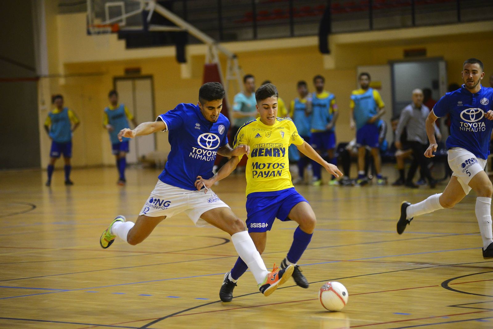 Cristian Delgado pugna con un jugador del Virgili.
