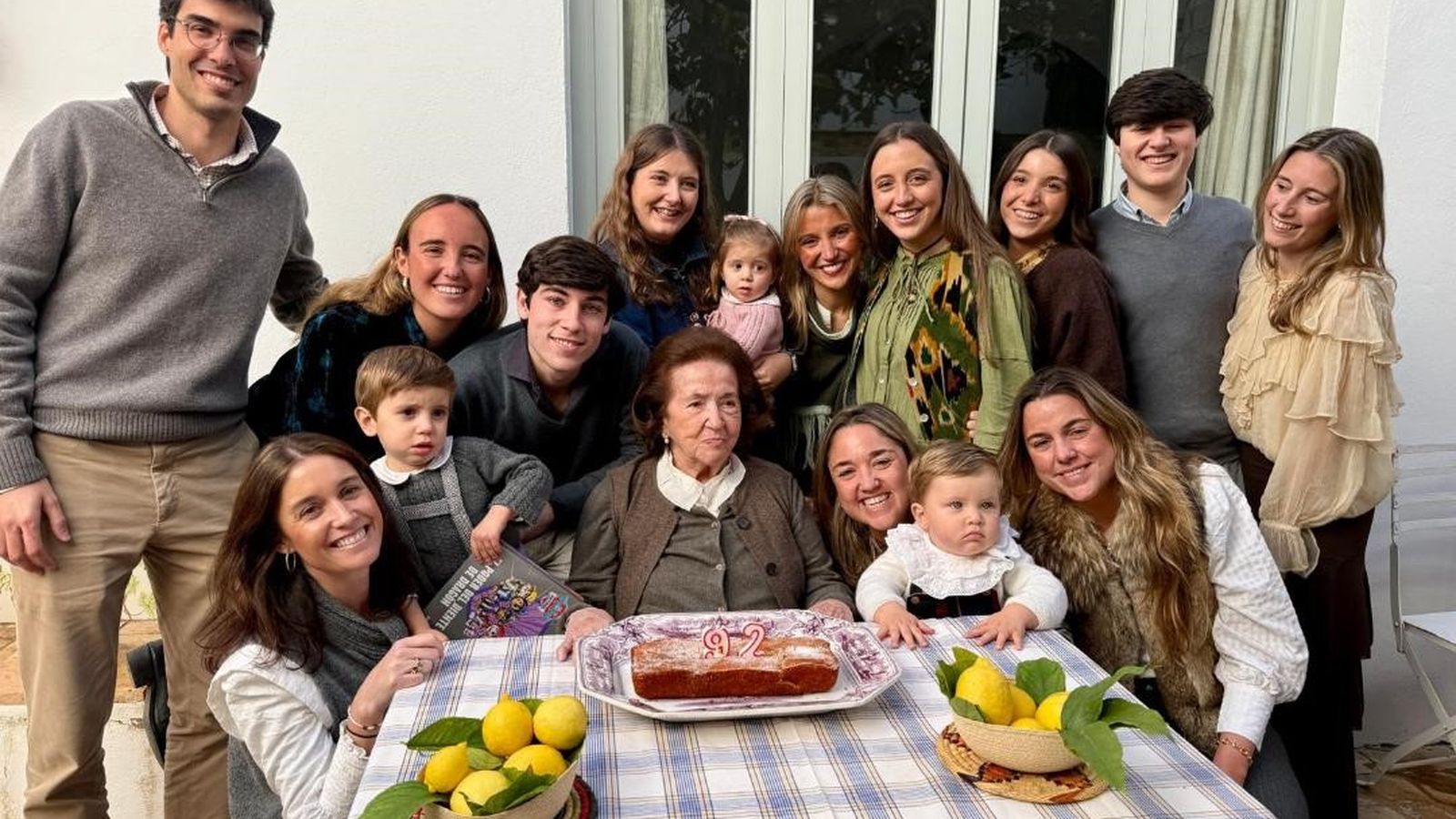 Manoli Sánchez-Dalp con algunos de sus nietos y biznietos.