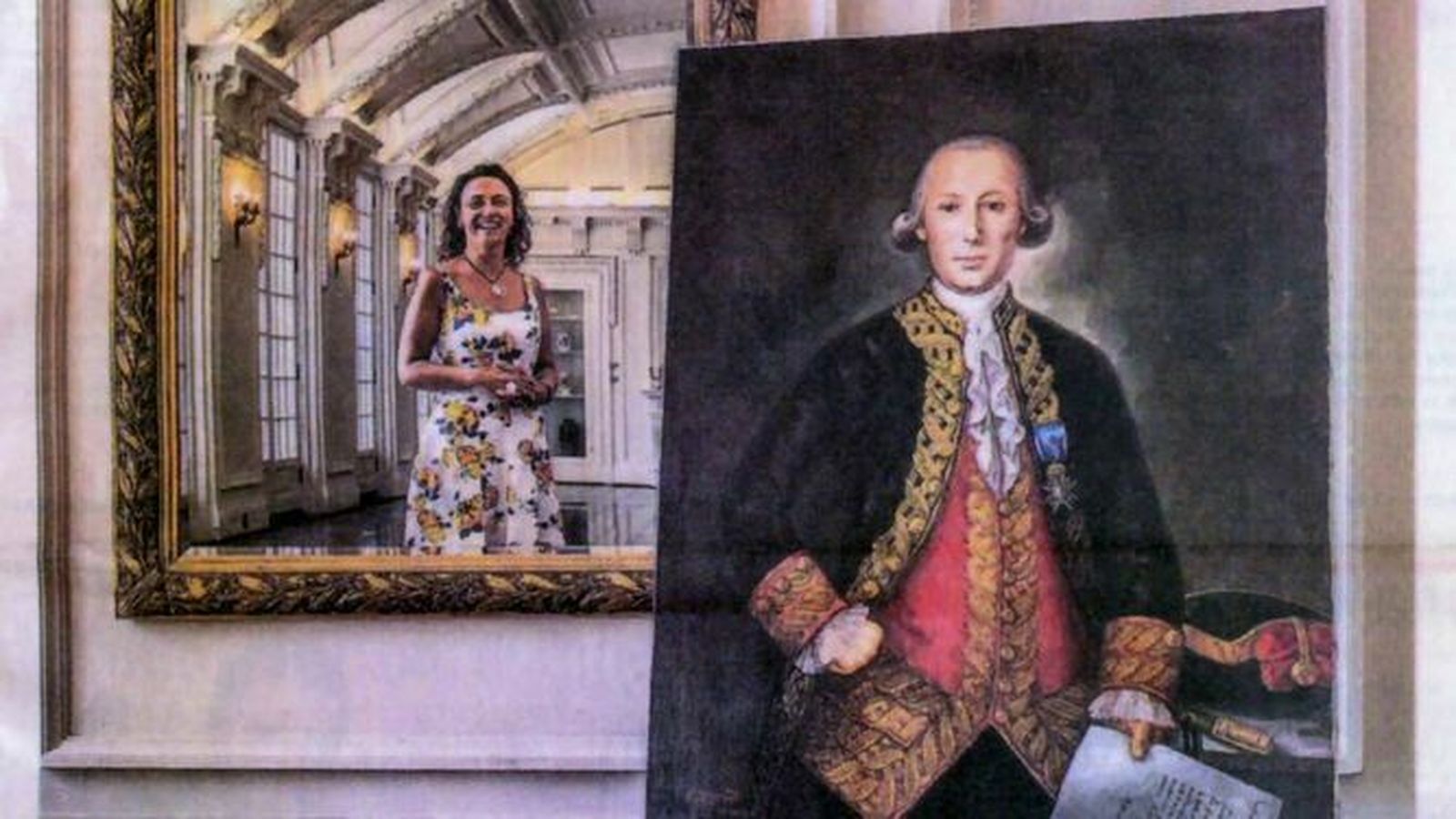 Teresa Valcarce junto al retrato de Bernardo de Gálvez en la portada del 'Washington Post'.