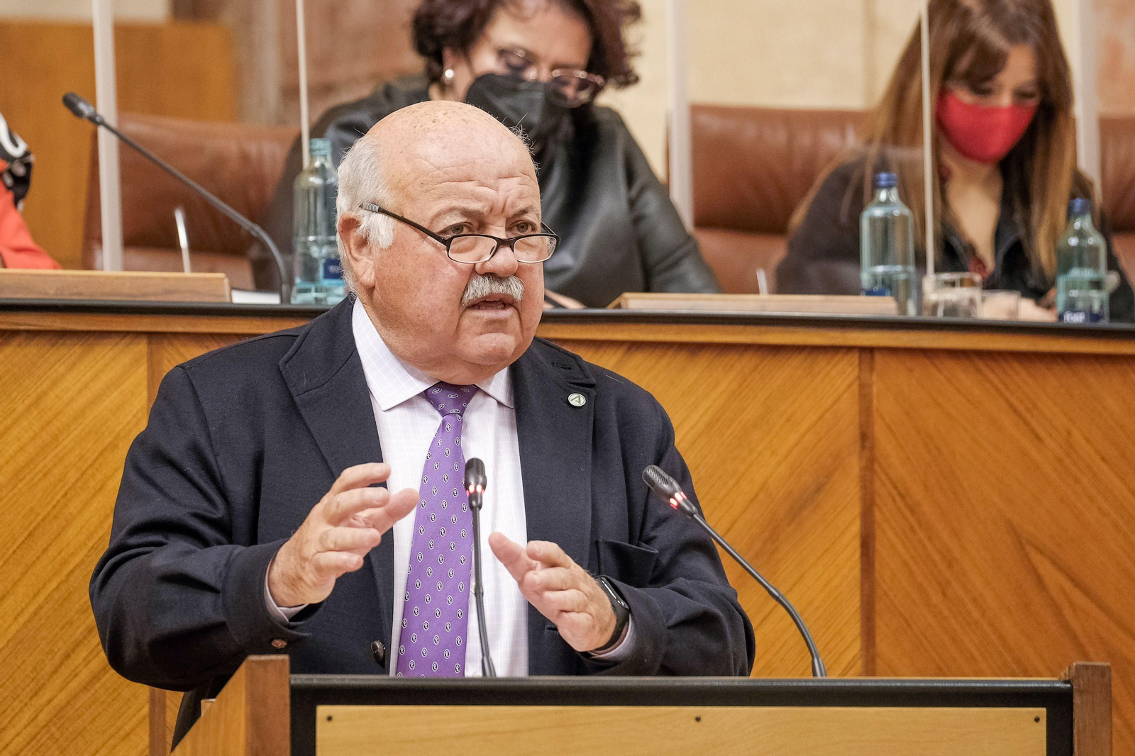 El consejero de Salud, Jesús Aguirre, en la tribuna del Parlamento de Andalucía.