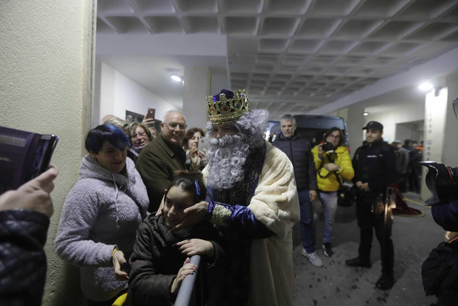 Los Reyes Magos de Cádiz visitan el hospital Puerta del Mar