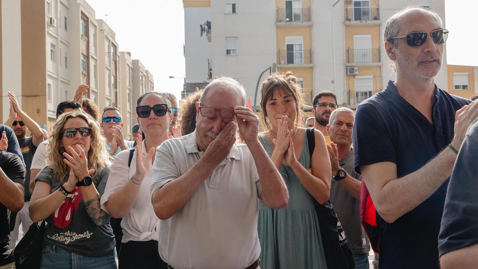 Un hombre llora durante la concentración de apoyo a los trabajadores de Airbus Un hombre llora durante la concentración de apoyo a los trabajadores de Airbus