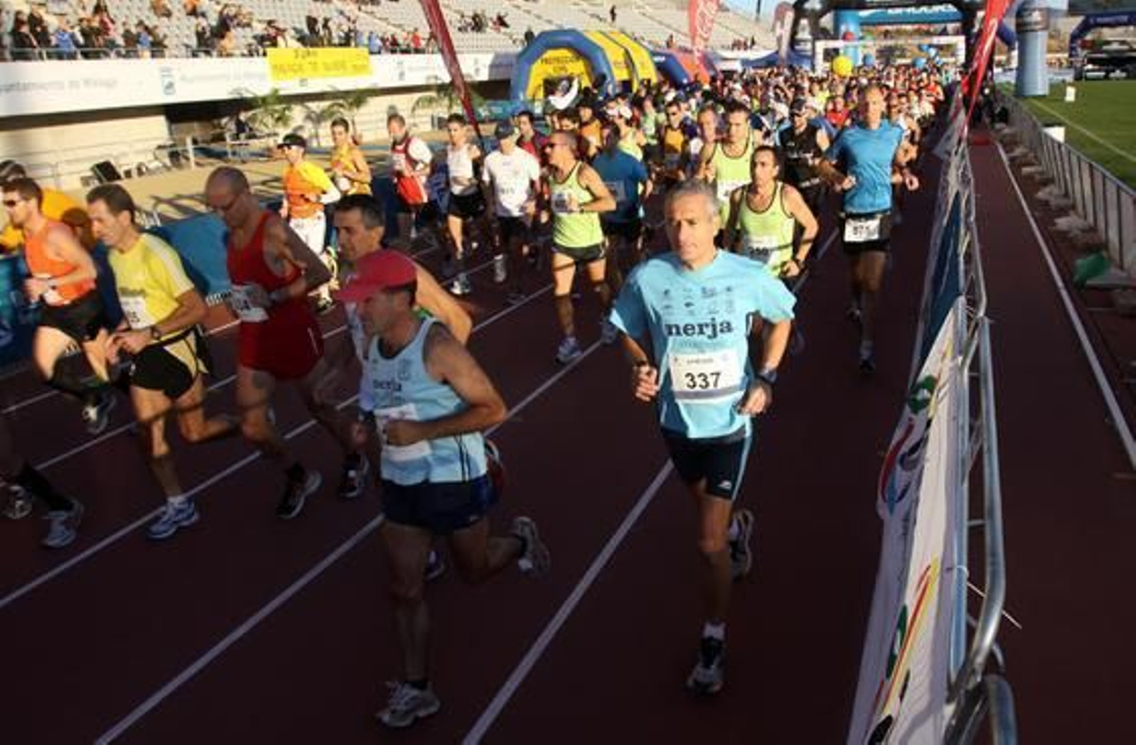 El buen tiempo ha acompañado a los 722 atletas inscritos en la prueba, aunque el fuerte viento de poniente ha dificultado el recorrido de vuelta y ha impedido que se registraran mejores marcas.   Foto: Migue Fernandez