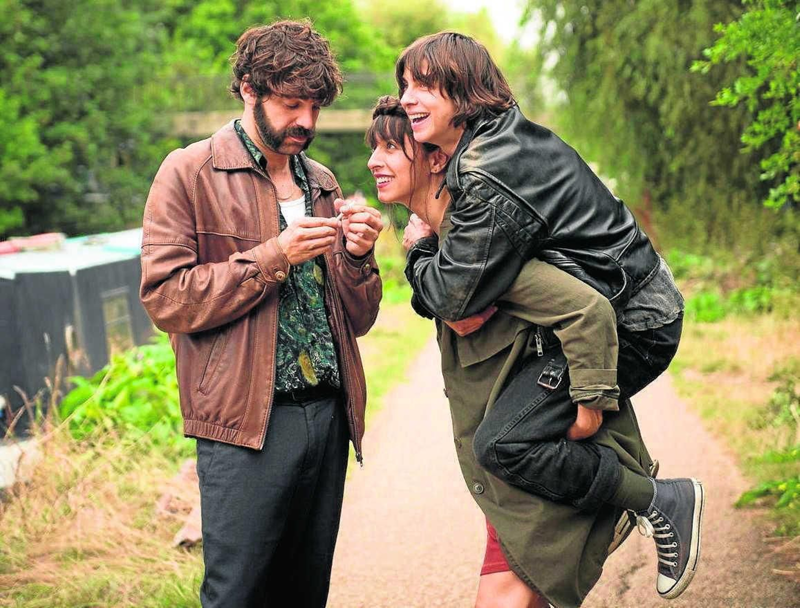 David Verdaguer, en una escena de 'Tierra firme' junto con Oona Chaplin y Natalia Tena.