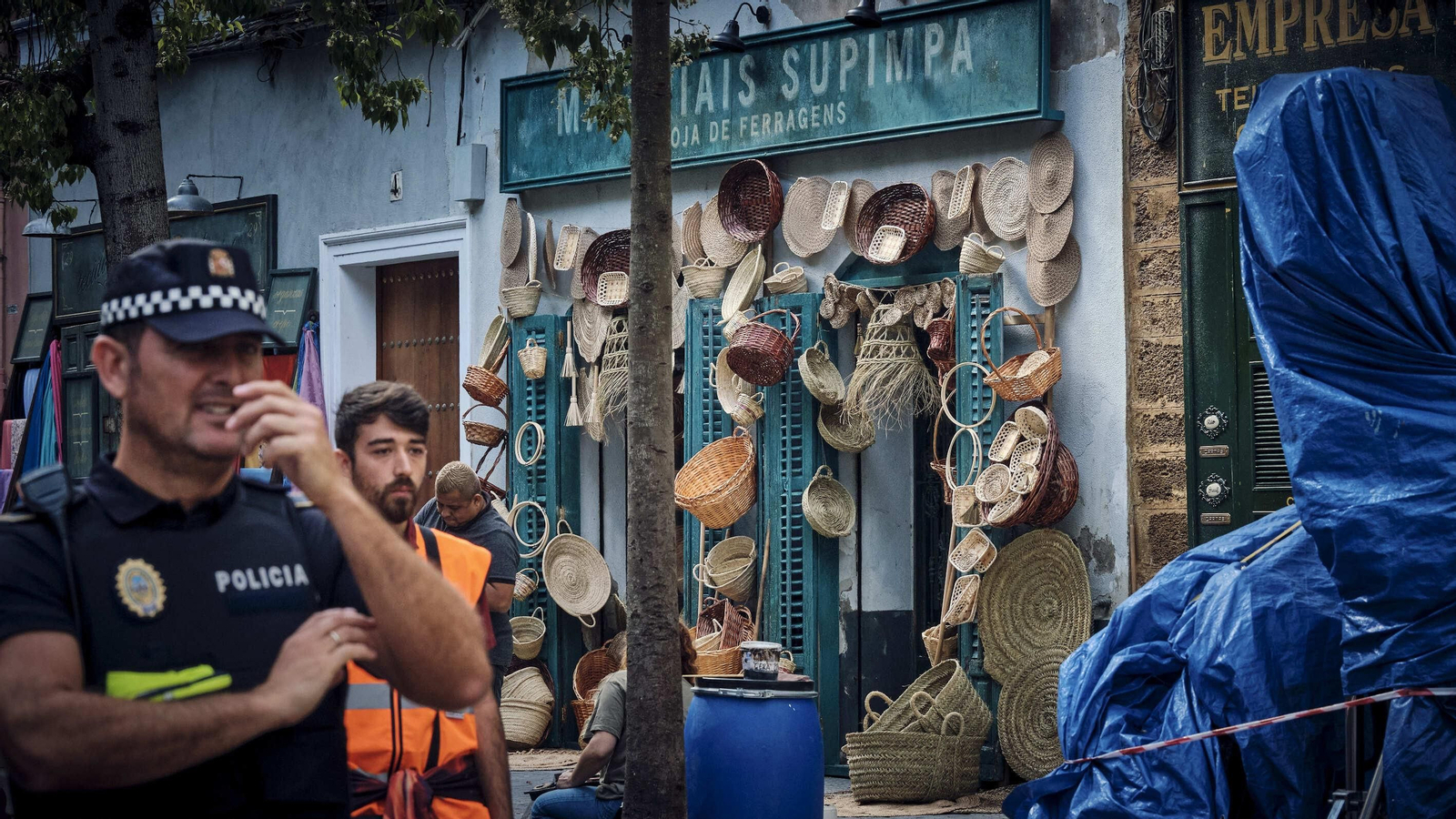 Decorados para el rodaje de la serie de Disney+ con Logan Lerman como protagonista, en  el entorno de la Plaza de Mina.