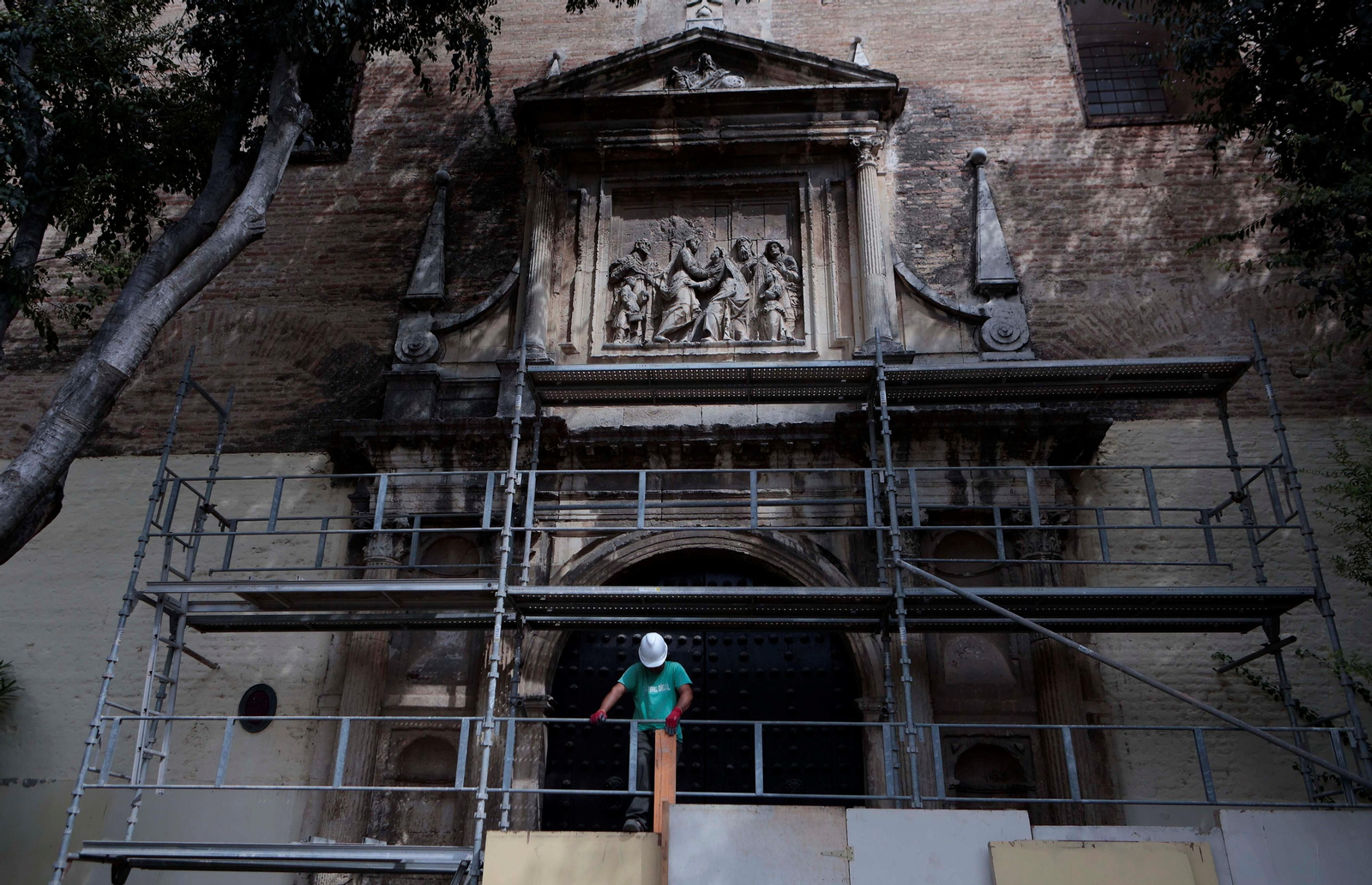 Los operarios instalando el andamio en la iglesia de Santa Isabel.