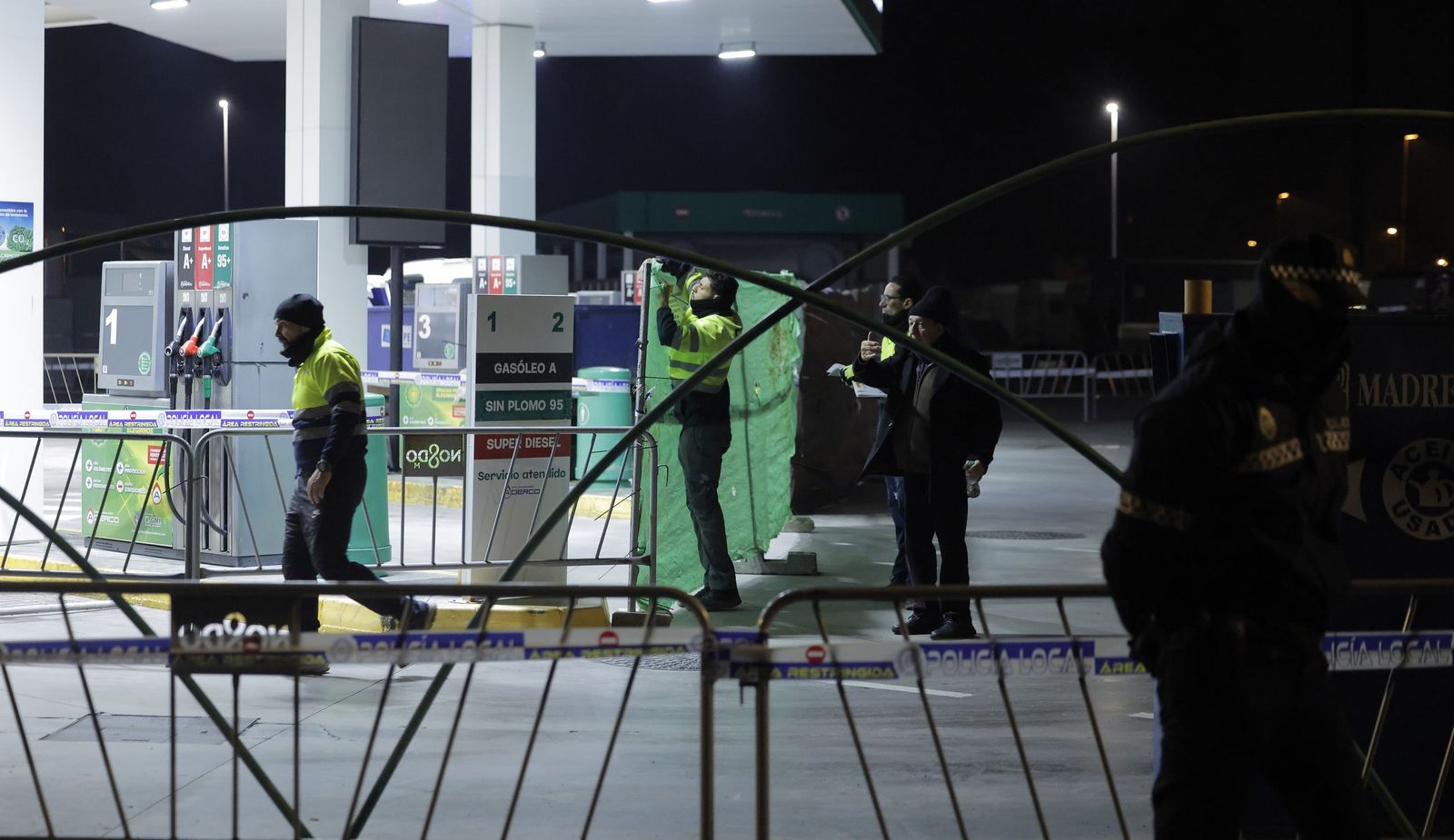 El derribo de la gasolinera de Alcosa, todas las fotos