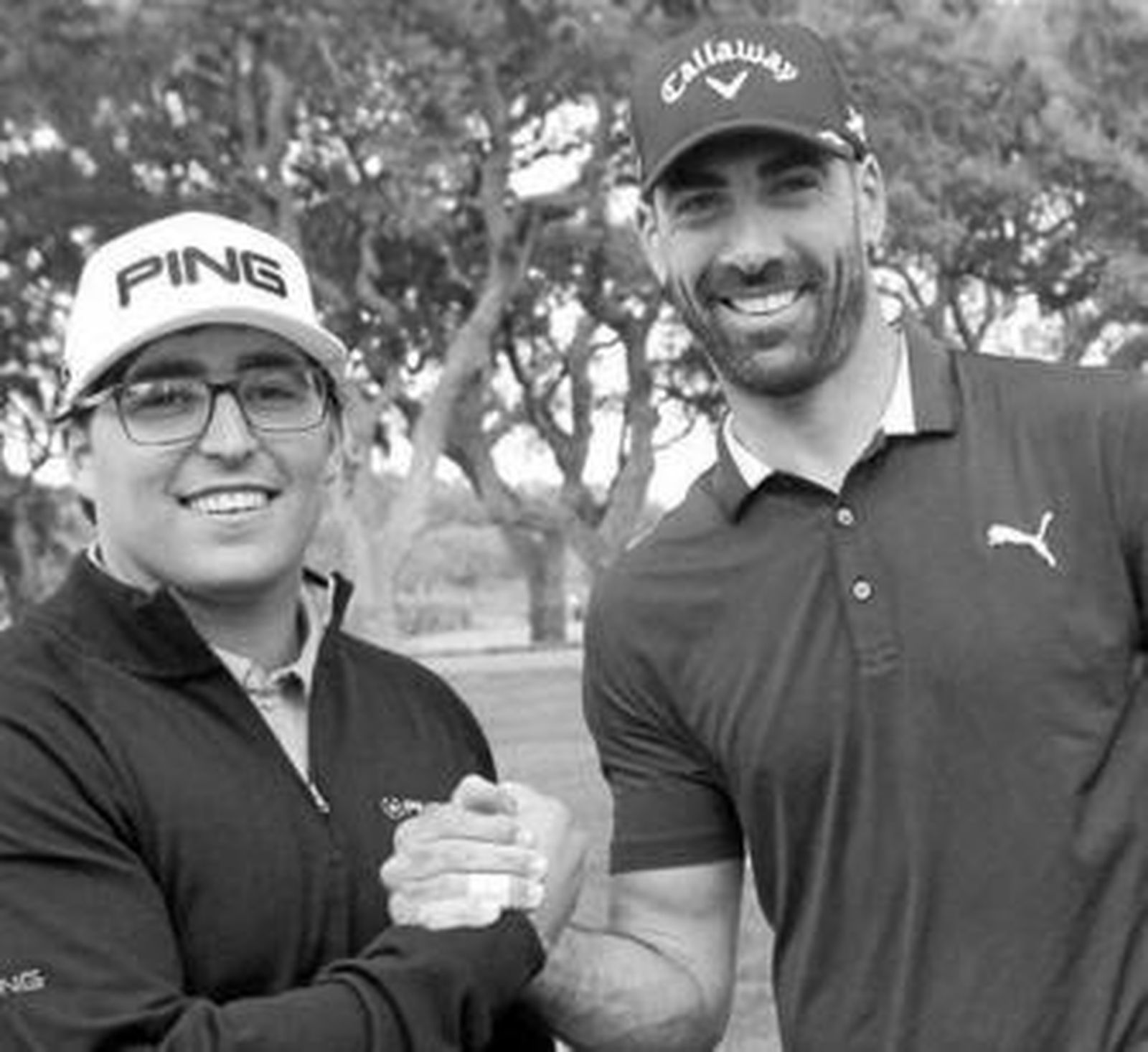 El tesorillero Mario Galiano (i) y el guadiareño Álvaro Quirós unen sus manos.