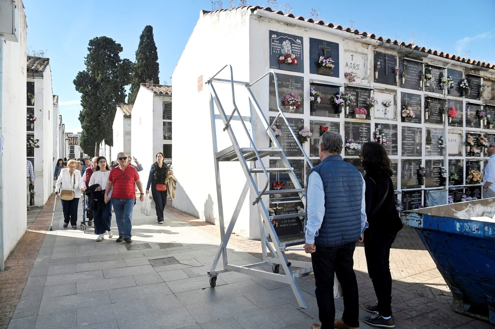 Las imágenes del Día de los Santos en los cementerios de Córdoba