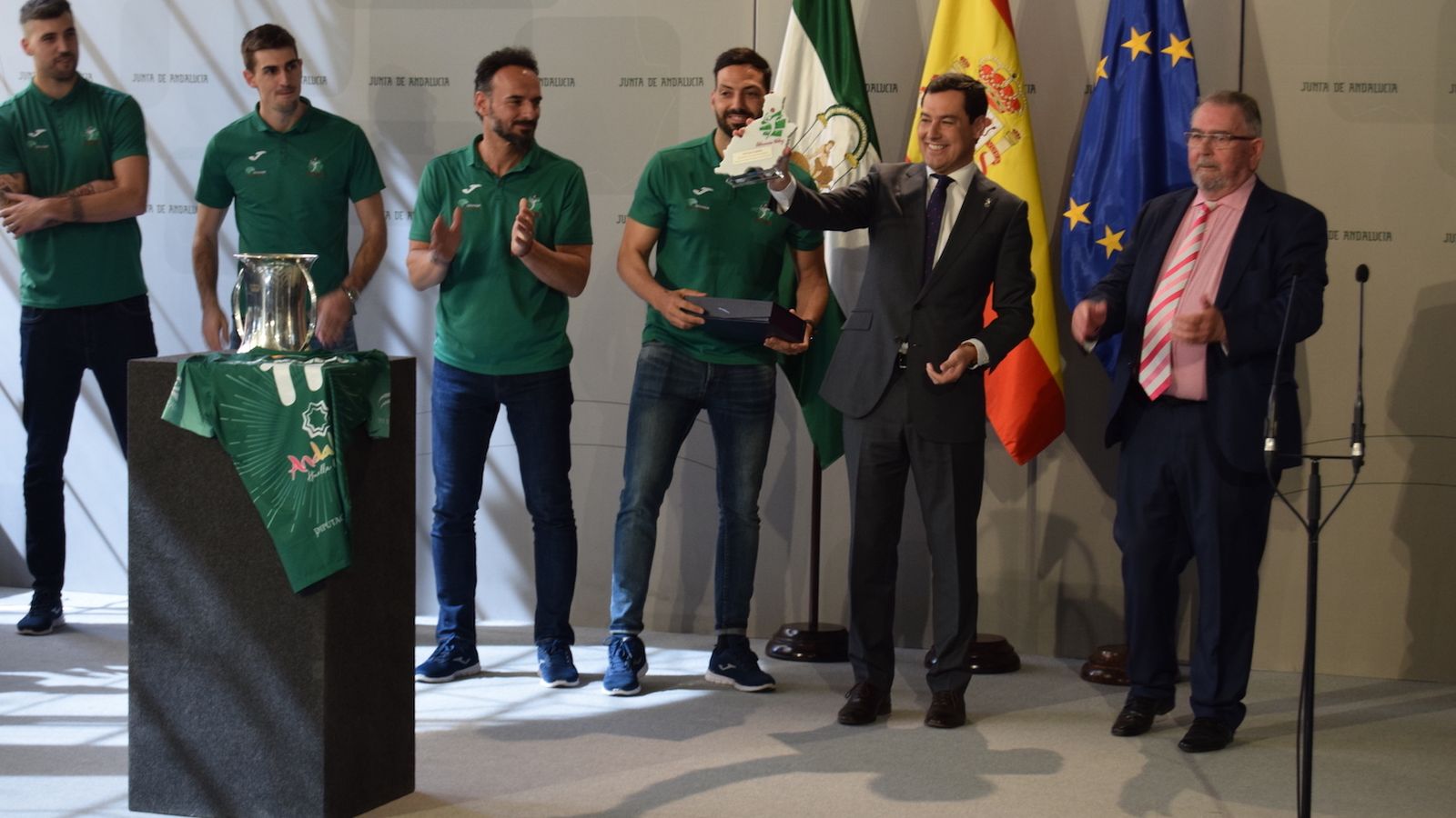 Unicaja hizo en San Telmo la ofrenda de su undécima Copa del Rey.