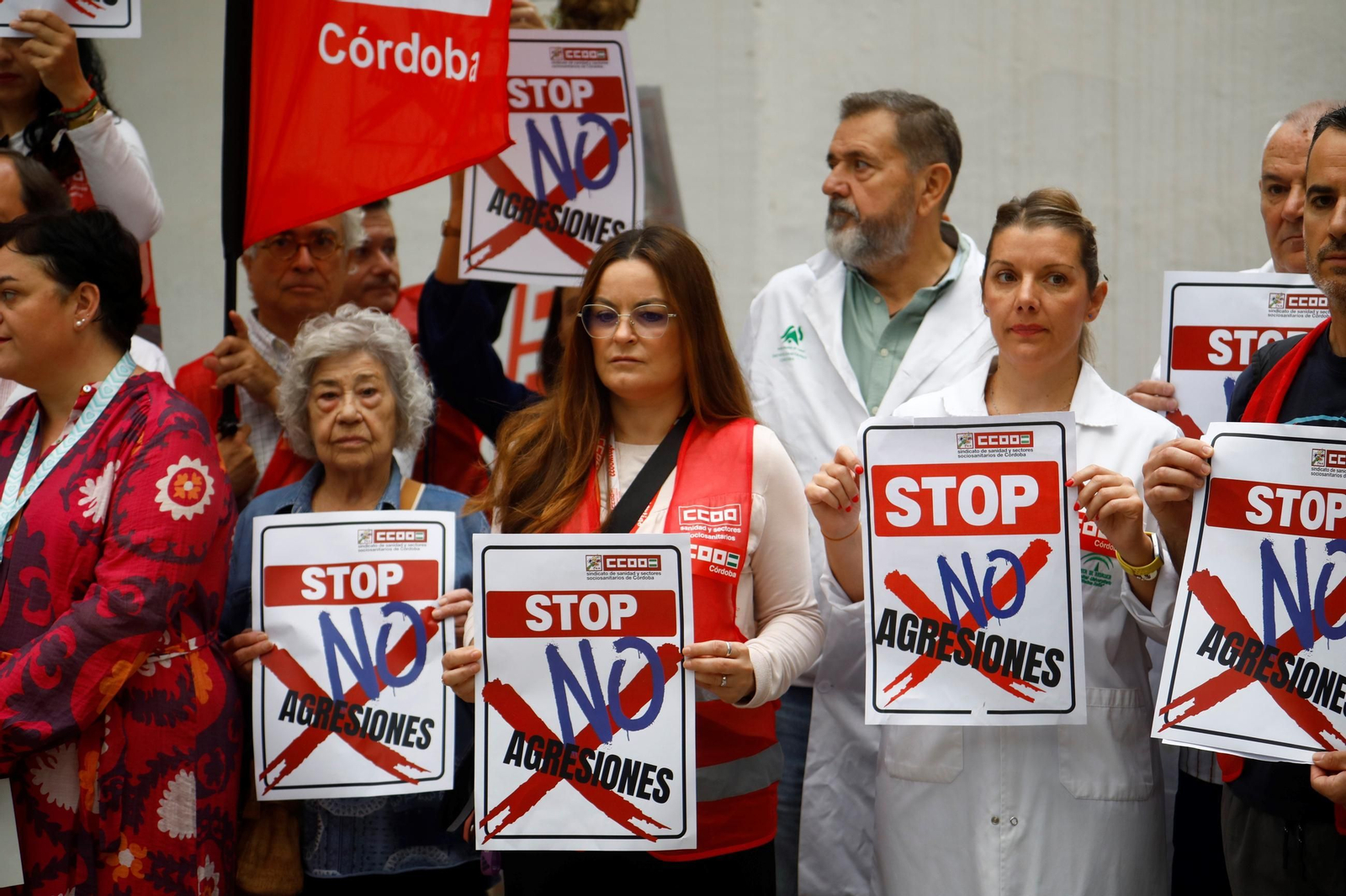 La concentración contra las agresiones al personal sanitario en el centro de salud Lucano