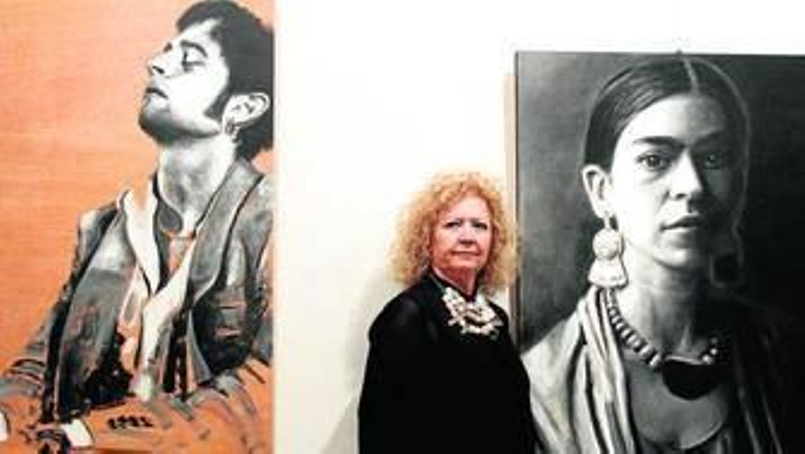 María Dolores Luque y algunos de los retratos que forman parte de la exposición.