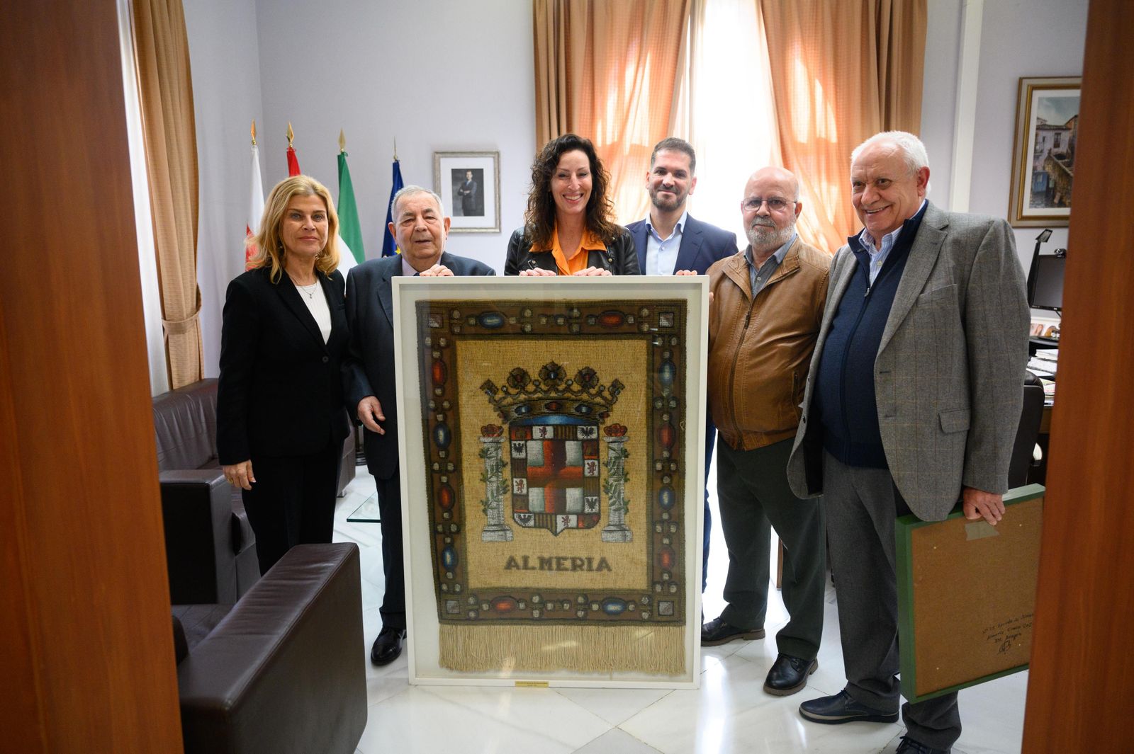 La alcaldesa ha recibido la donación de las asociaciones Amigos de Mayores y Visitadores Médicos