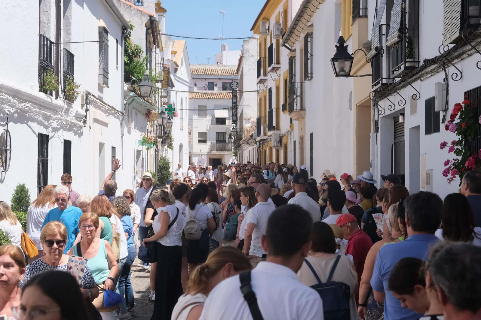 Los Patios de Córdoba se llenan de turistas en su primer fin de semana, en imágenes