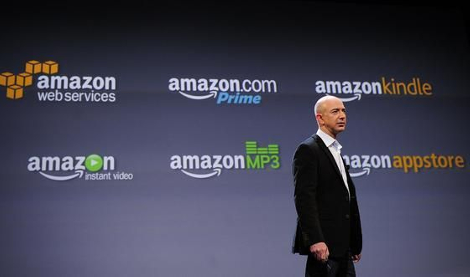 Jeff Bezos, presidente de Amazon, presenta los nuevos modelos de Kindle, entre ellos Fire, el debut de la compañía en el mundo de los 'tablets'.

Foto: AFP Photo