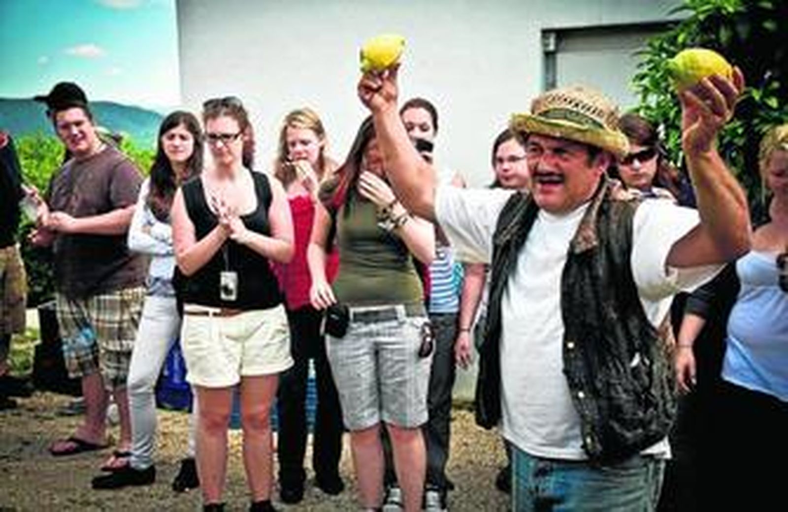 Juanito Orange explica a los estudiantes extranjeros las distintas clases de limones que se cultivan en Málaga.