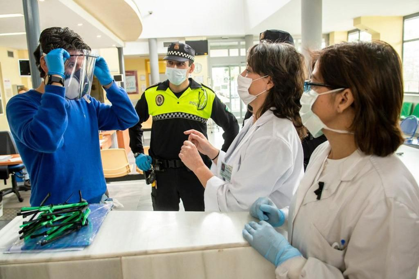 Estas máscaras son muy fáciles de montar, por lo que cualquier persona puede hacerlo, y además, son reutilizables ya que permiten su desinfección.