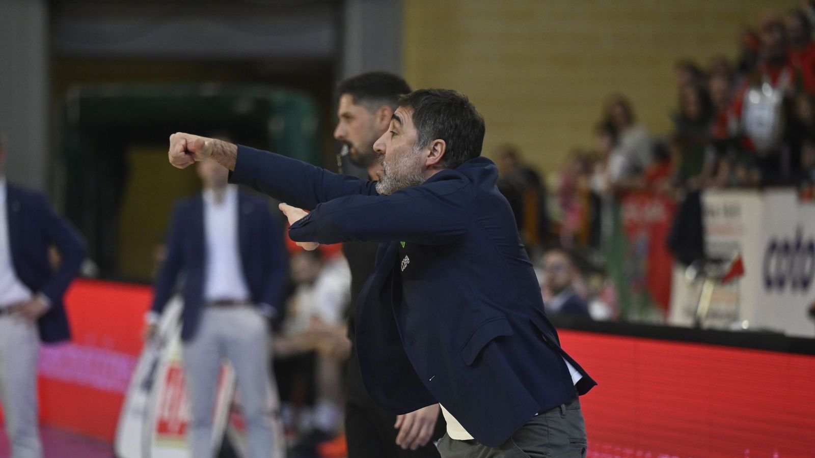 Gonzalo Rodríguez da órdenes durante un lance del partido ante el Caja 87.
