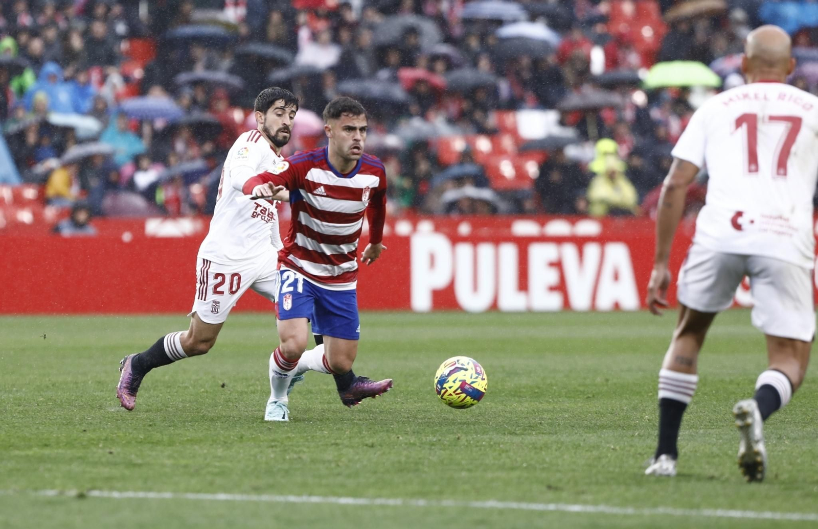 Melendo corre con la pelota.