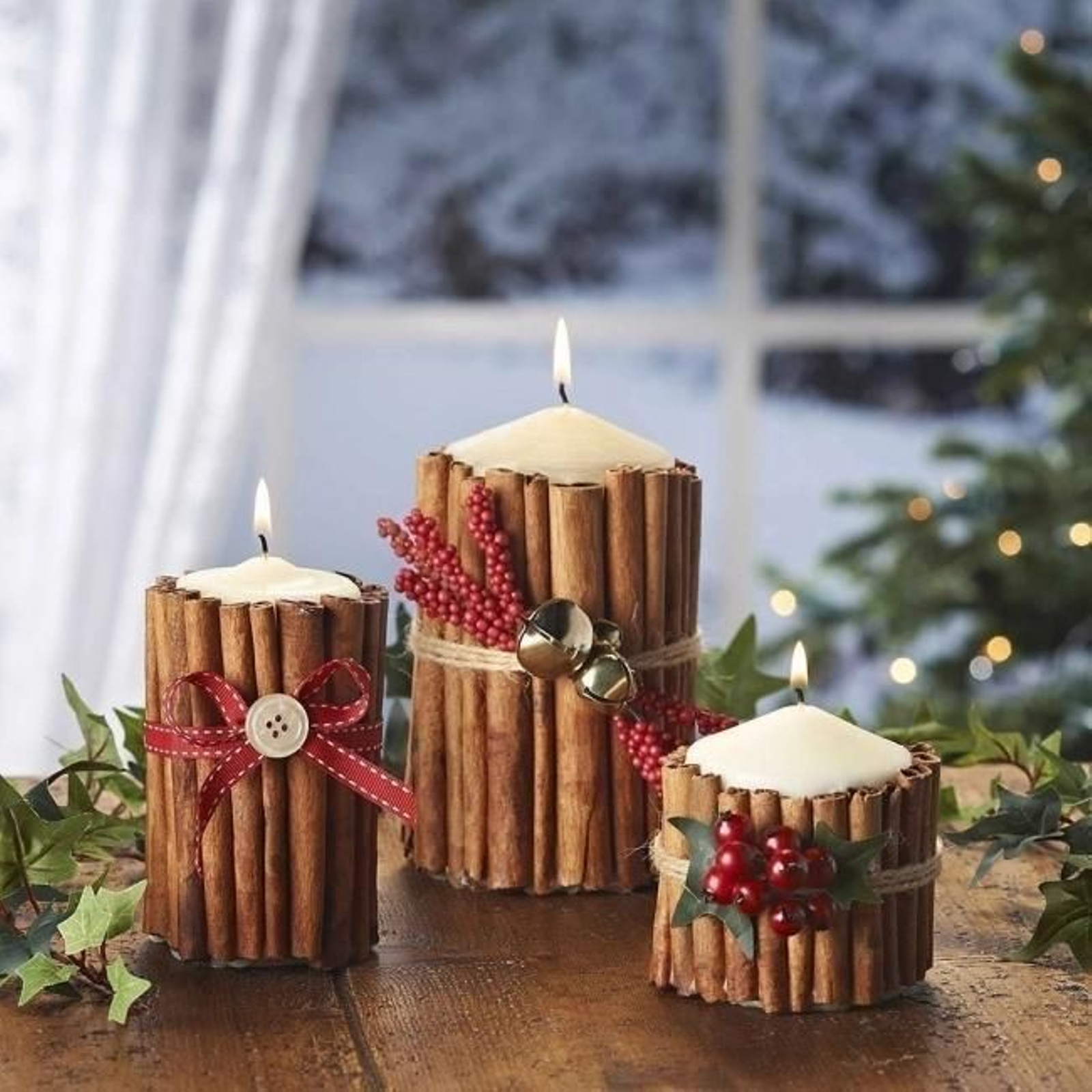 Velas de Navidad con palitos de canela.