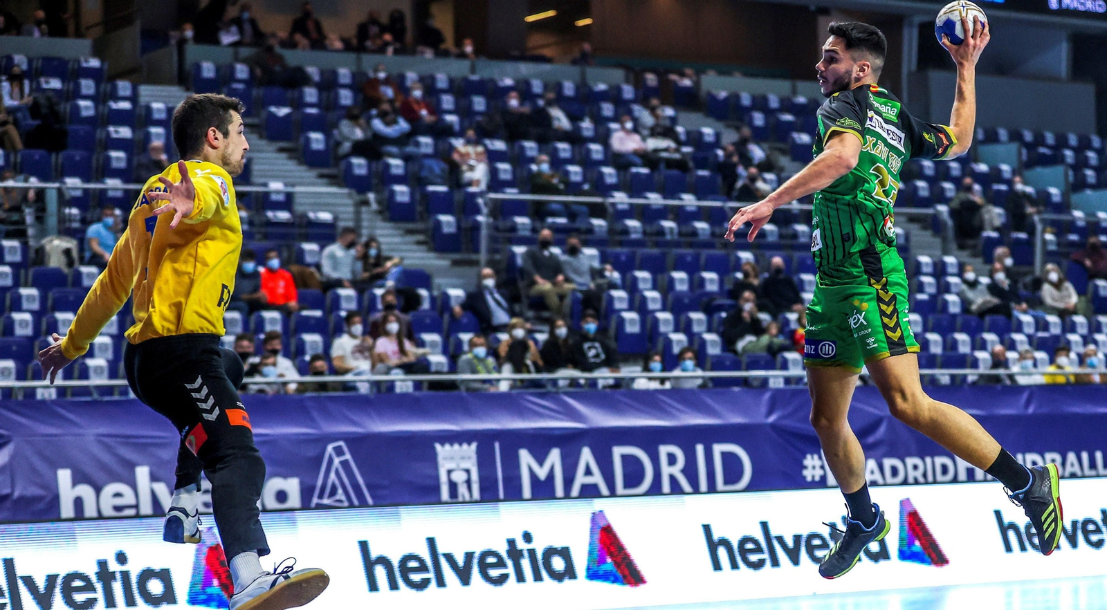 Xavi Túa intenta superar a Marc Guardia para culminar un contragolpe.