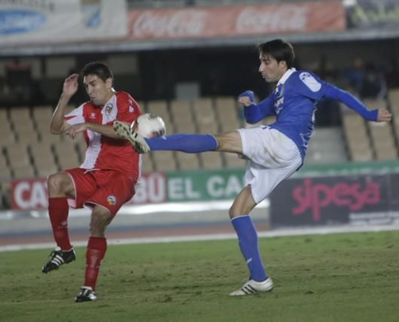 Pablo Redondo y Lanza mantuvieron un bonito duelo durante todo el partido, un duelo en el que ambos exhibieron su buen toque de balón

Foto: Juan Carlos Toro