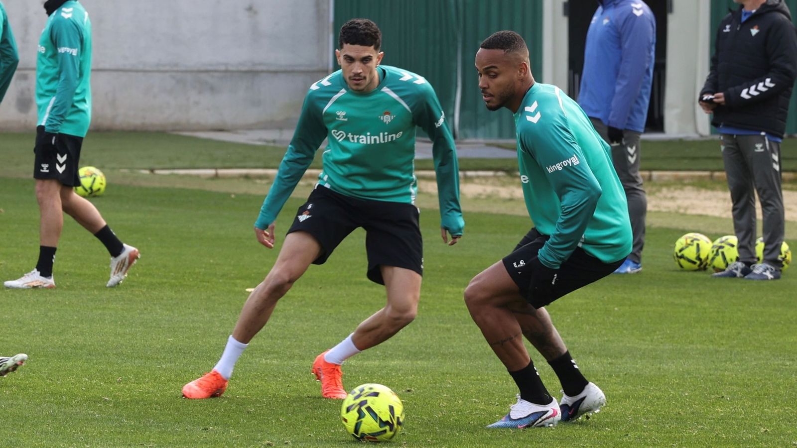 Bartra y Natan, durante el últio entrenamiento del Betis antes del partido contra el Oviedo.