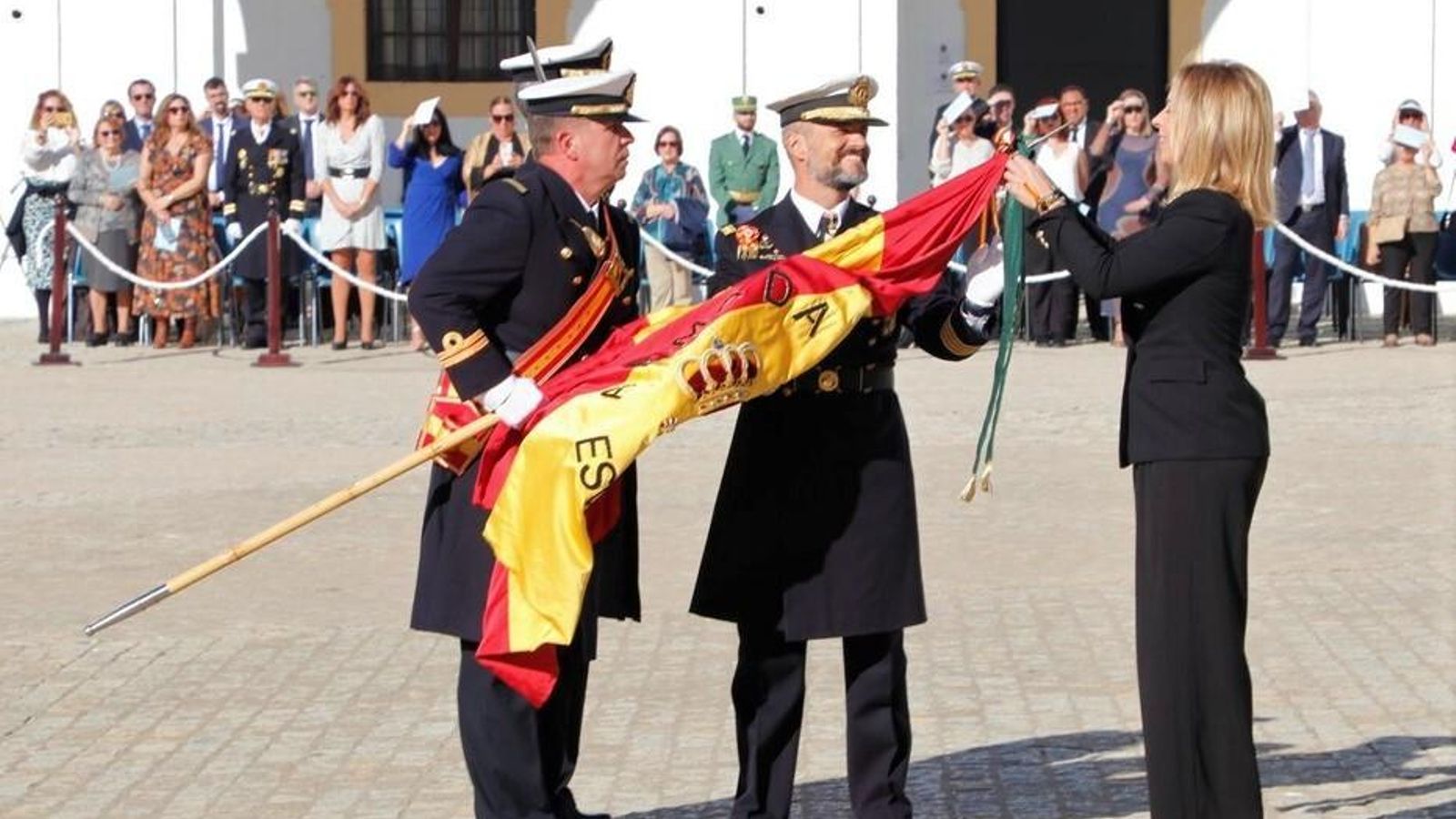 Imposición de la corbata de la Diputación por parte de su presidenta, Almudena Martínez.