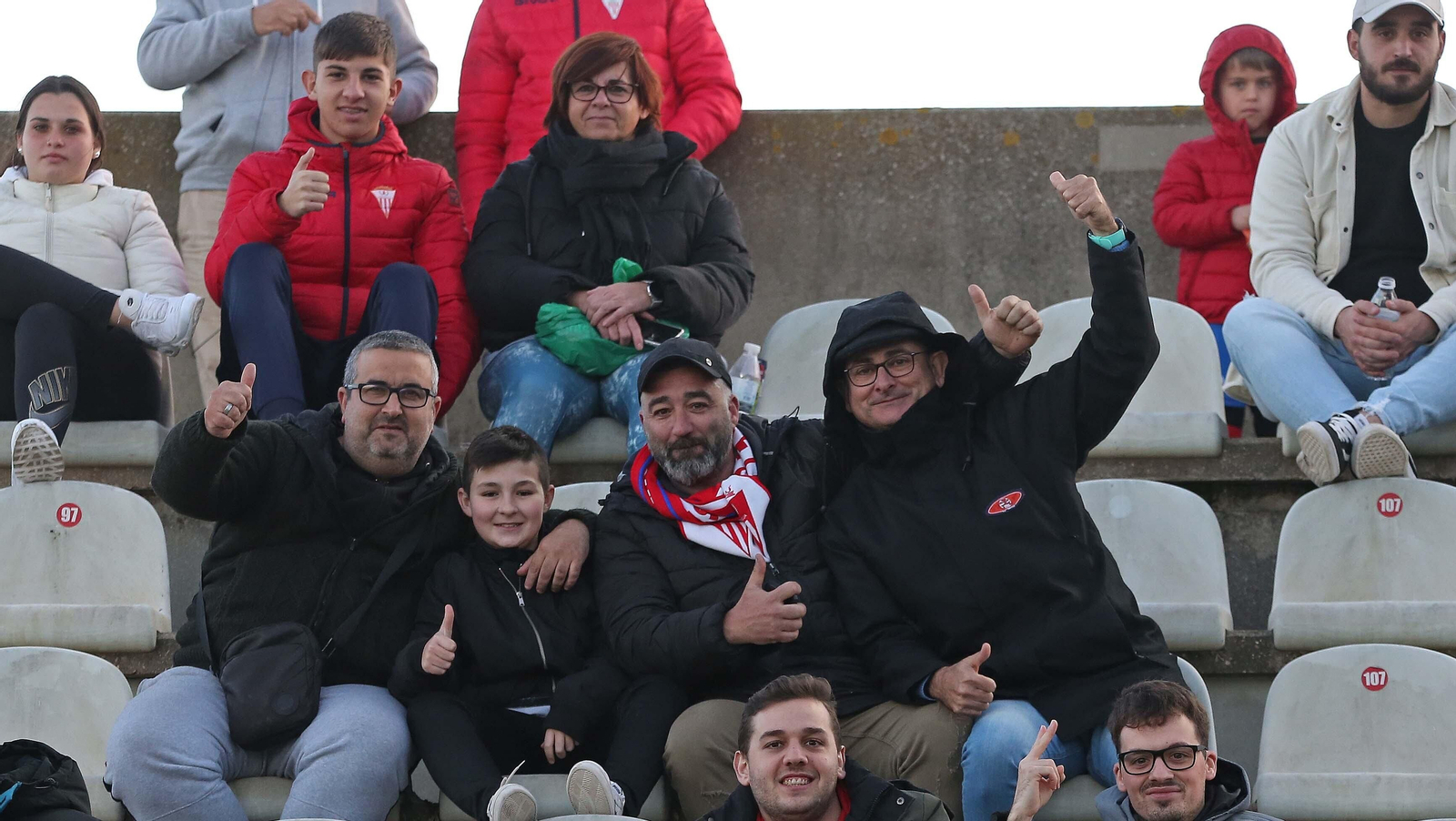 Fotos de la afición durante el Algeciras - Fuenlabrada en el Nuevo Mirador