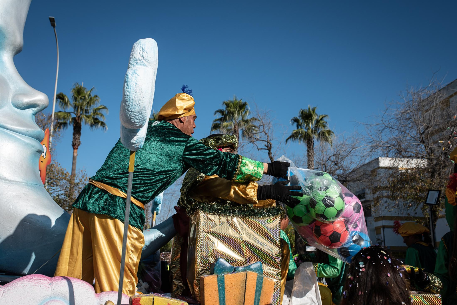 Los Reyes Magos traen la ilusión a los barrios de Huelva, en imágenes