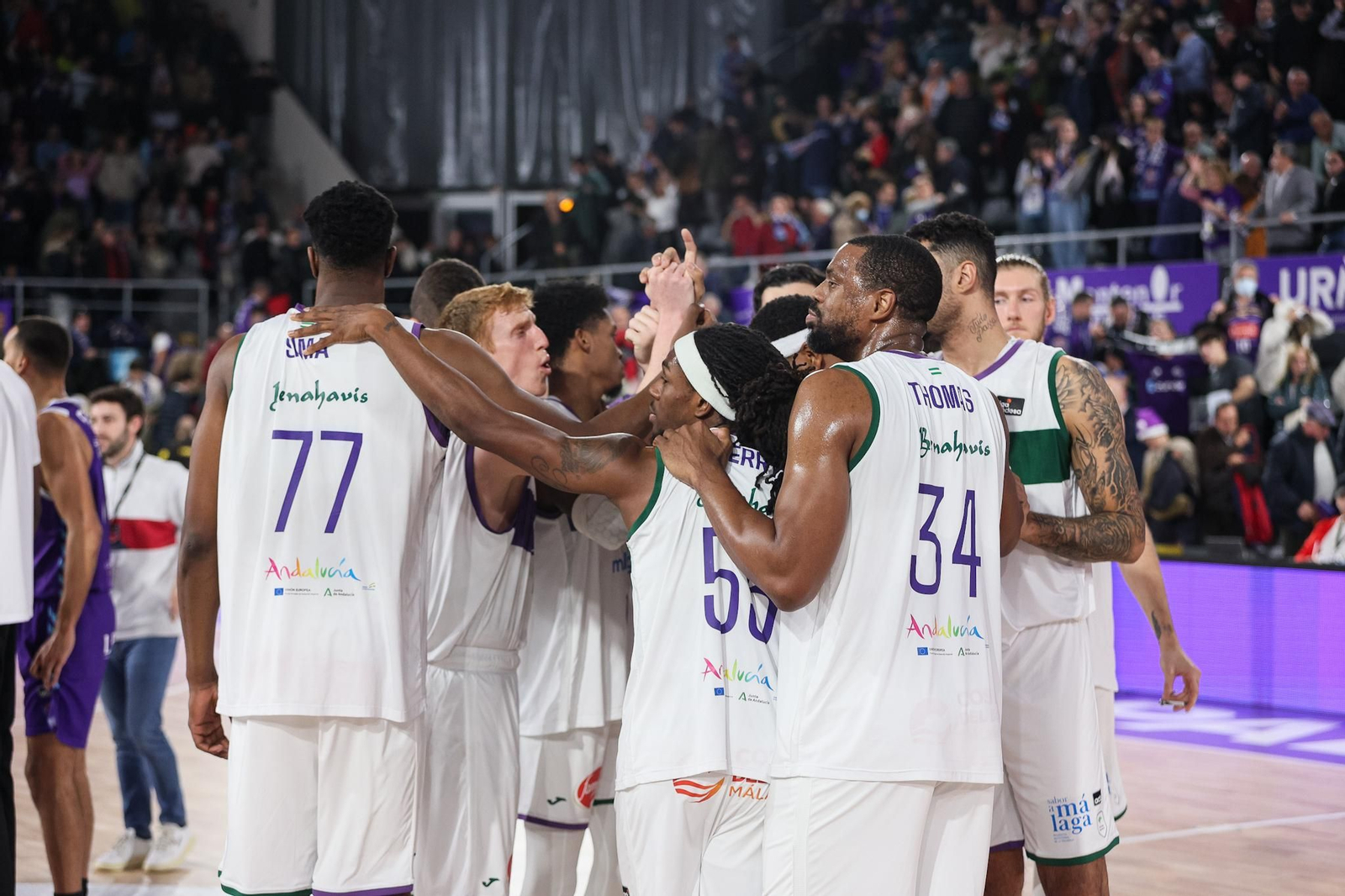 El Unicaja hace piña tras ganar en Palencia. El Unicaja hace piña tras ganar en Palencia.