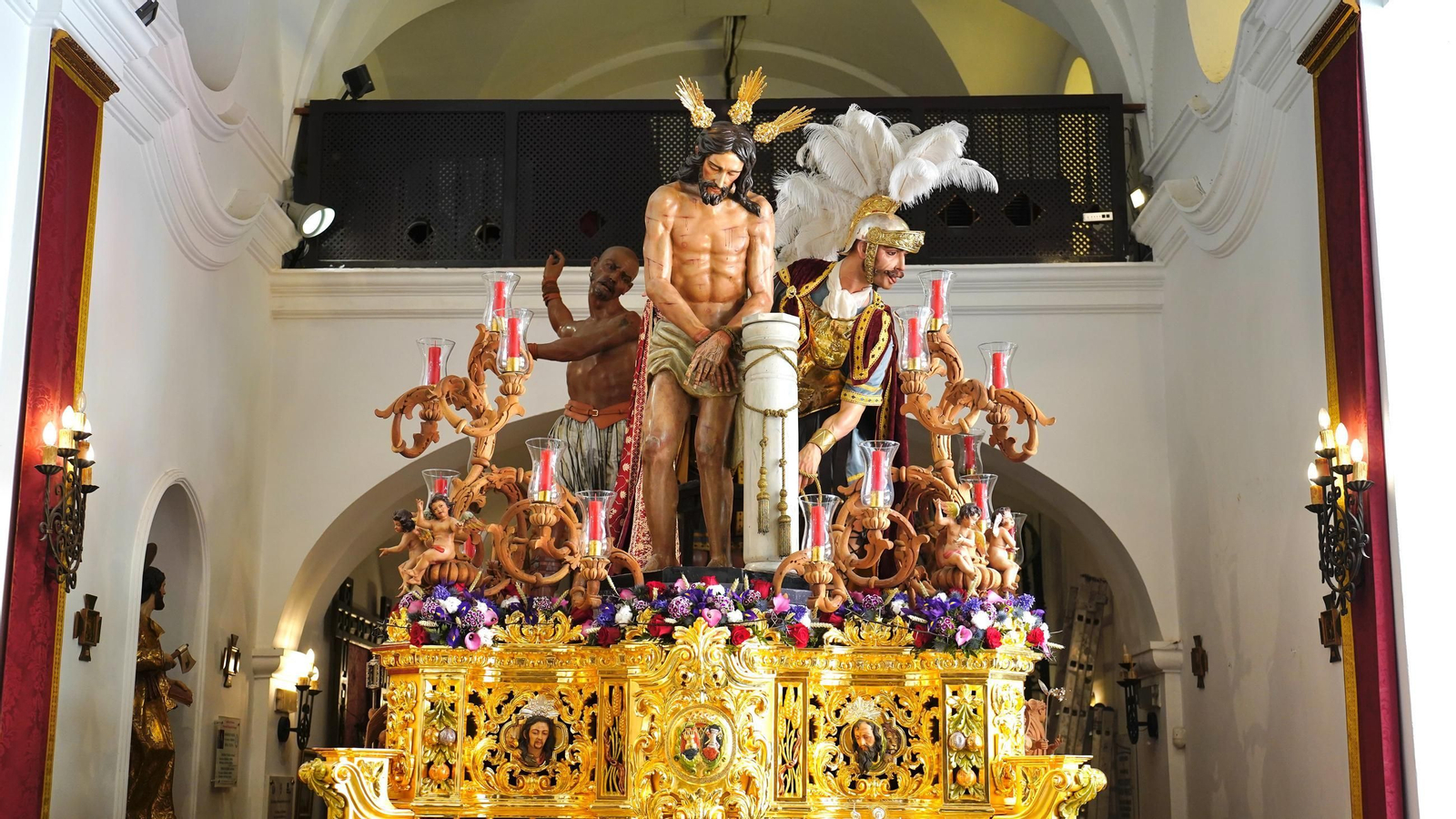 Preparativos de la Hermandad de la Columna de Algeciras ante el Lunes Santo, en imágenes