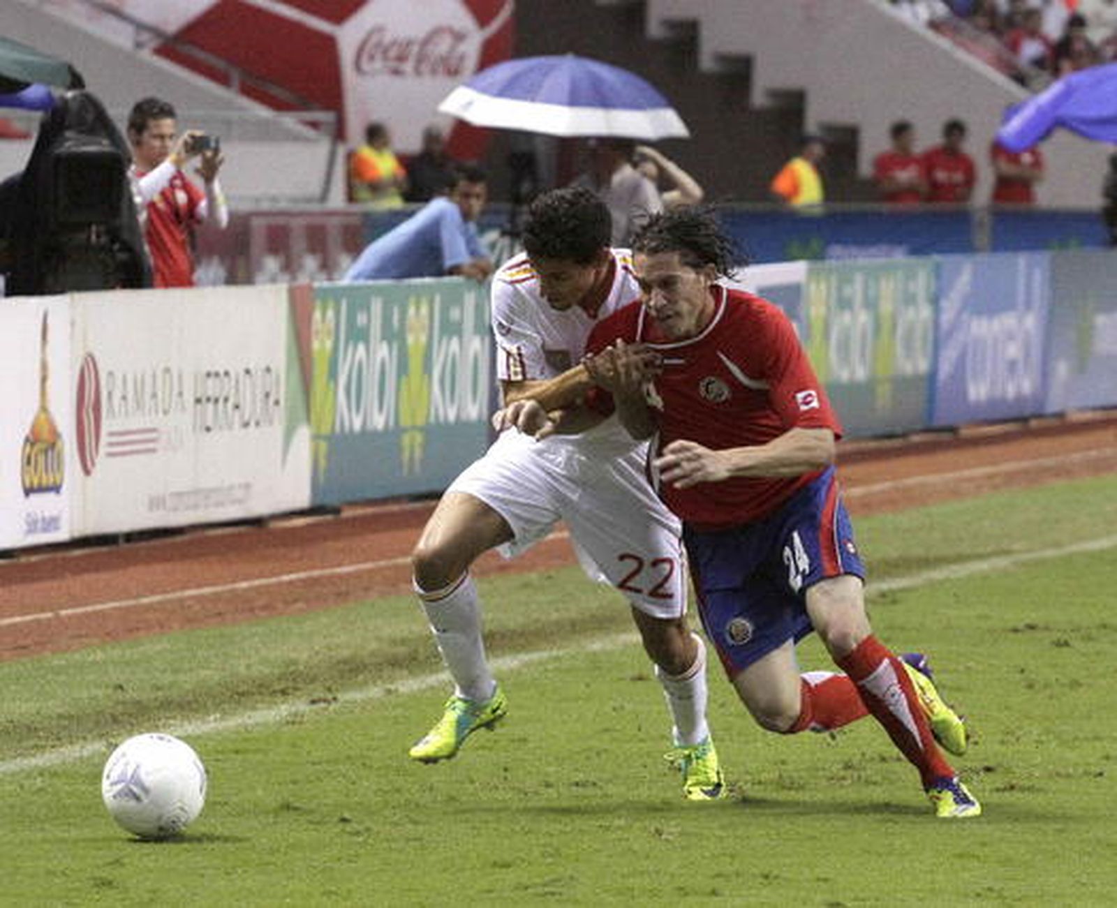Un gol en el descuento de Villa salvó el empate de la selección española tras tener que remontar dos goles después de un desastroso primer tiempo.

Foto: efe