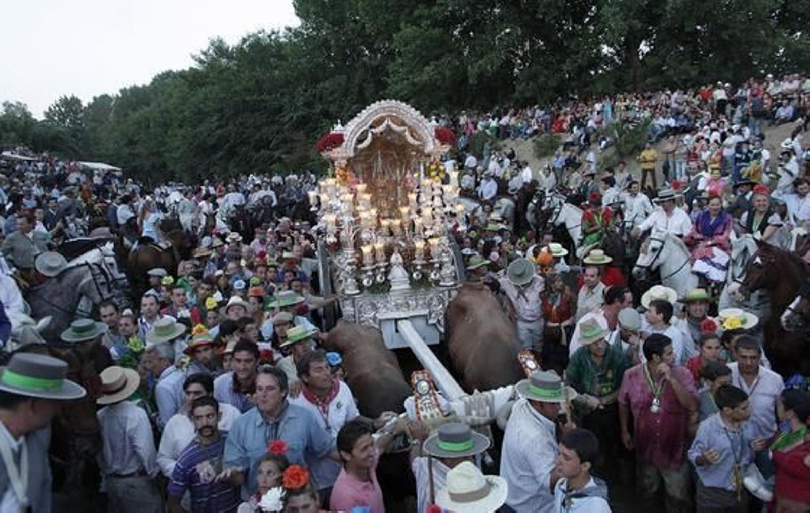 La Hermandad de Triana protagoniza con cientos de peregrinos el multitudinario rito.

Foto: Antonio Pizarro