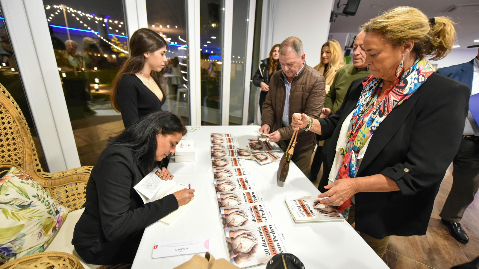 La presentación de libro ' 20 días más cocinando con Pedro' de Olga Junquera  Muñoz, en imágenes