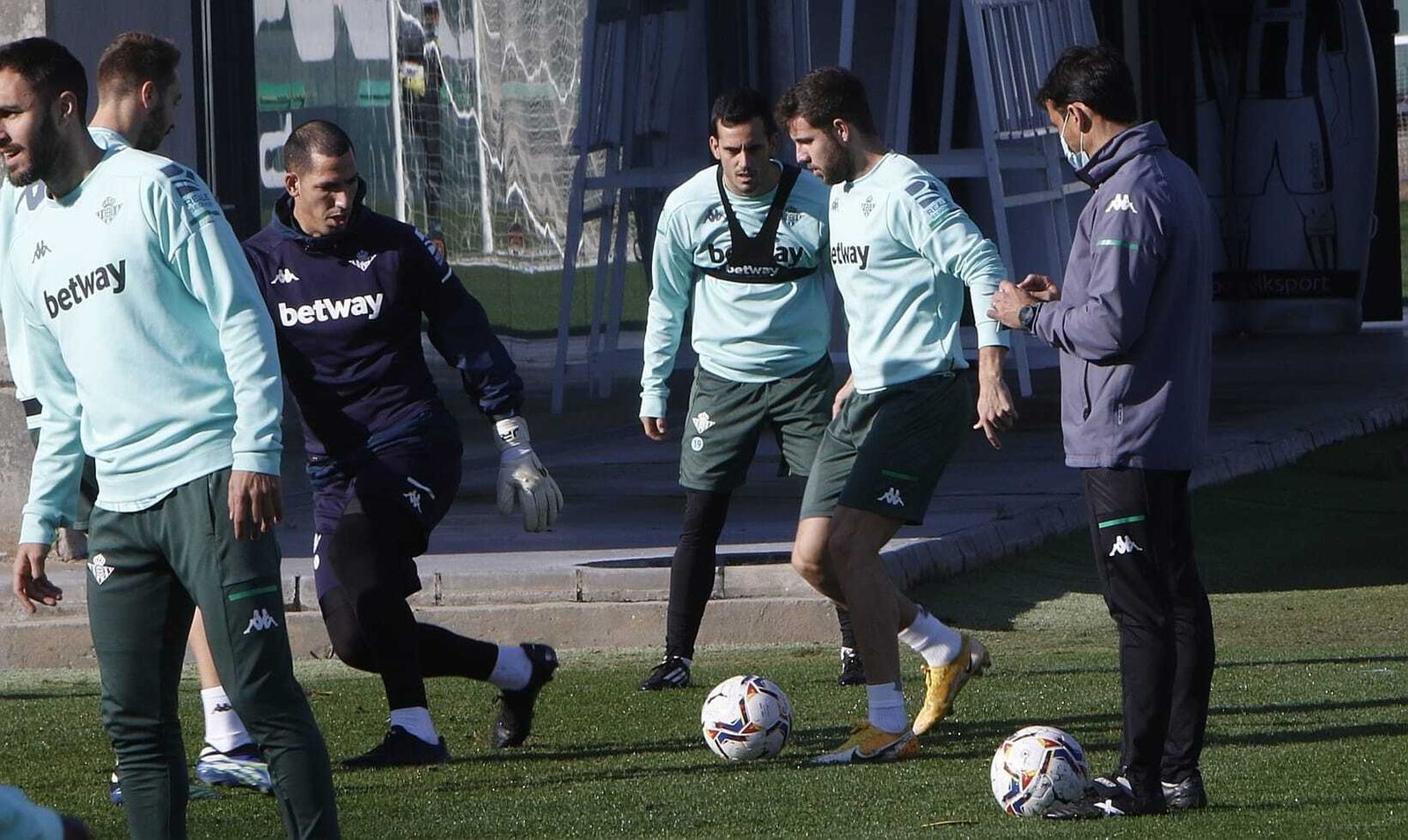 Aitor Ruibal participa en un rondo del entrenamiento.