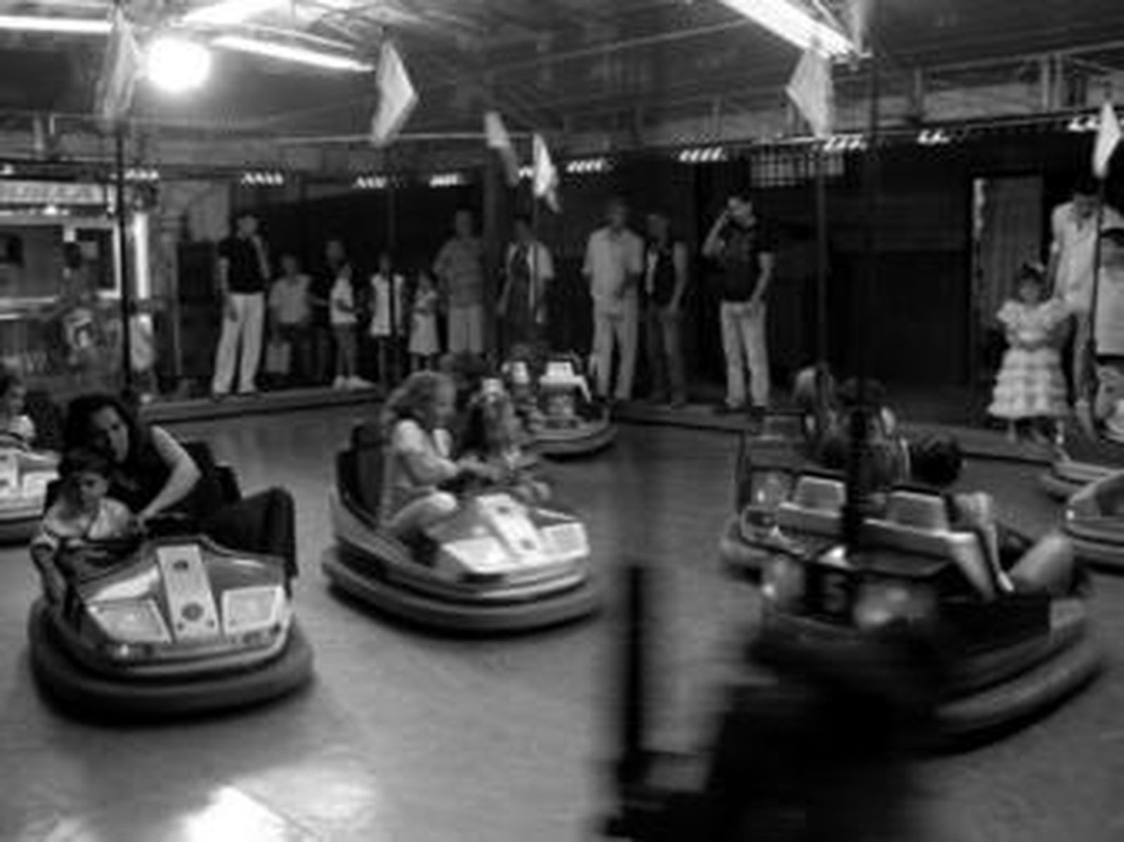 Los pequeños disfrutan de una de las atracciones más concurridas de la feria, los coches de choque.